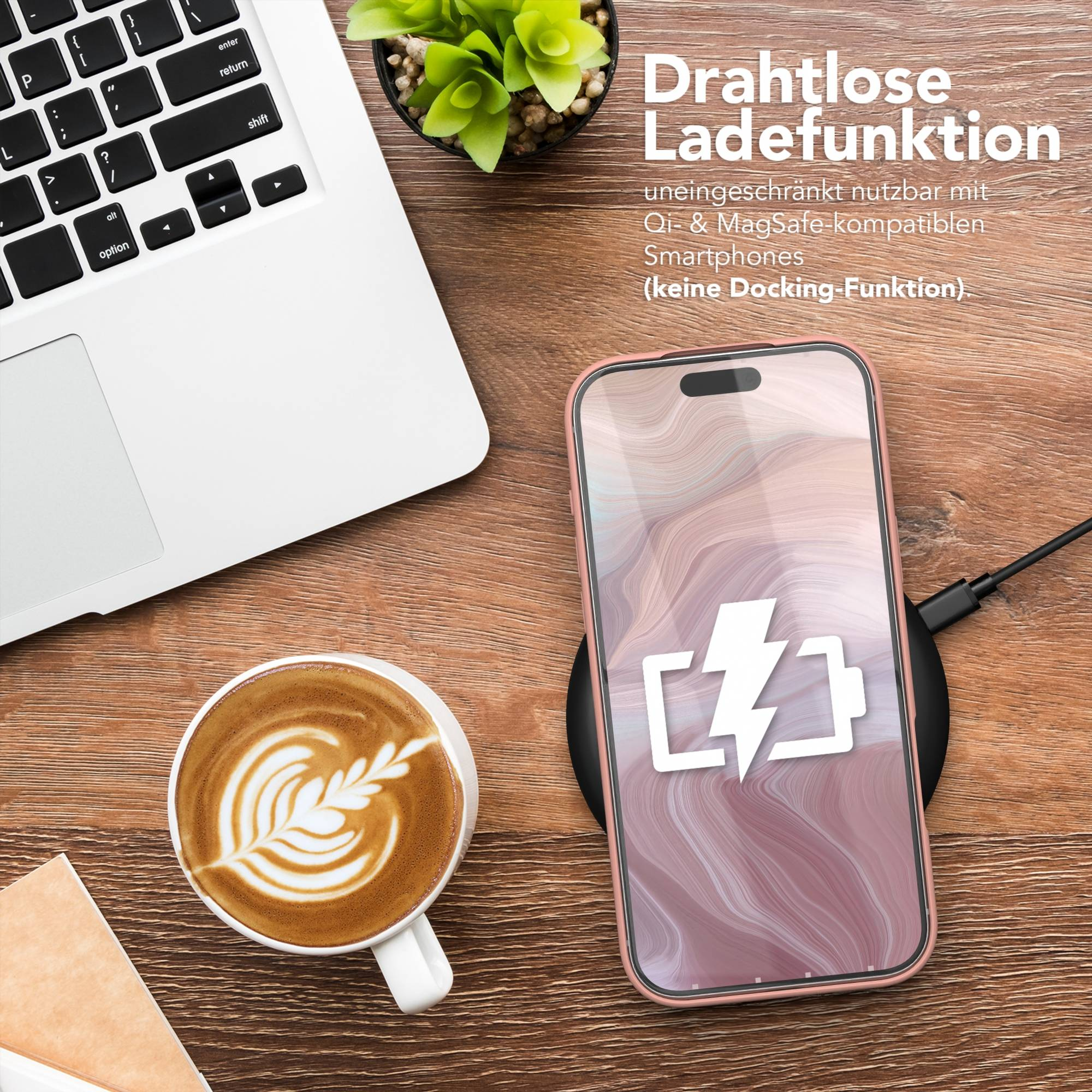 Ein Telefon, das drahtlos auf einem Holztisch neben einem Laptop und einer Tasse Kaffee geladen wird.