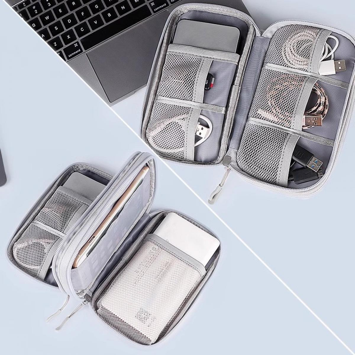 Grauer Organizer mit technischen Artikeln. Kabel, Ladegerät, Telefon und Laptop-Tastatur sind sichtbar. Der Hintergrund ist hellblau.