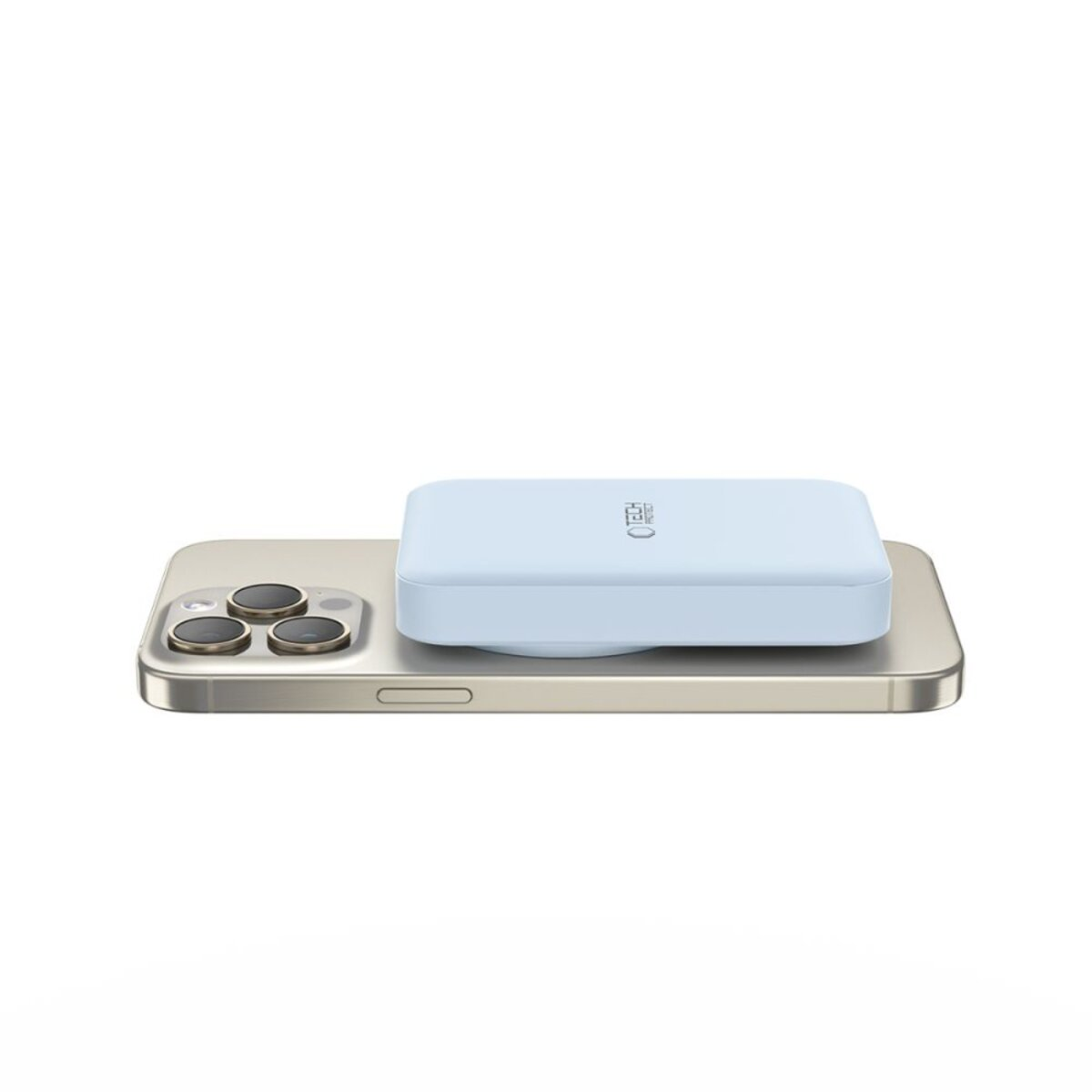 Un chargeur sans fil bleu clair est fixé à un iPhone doré. Le chargeur est carré avec des bords arrondis. Le téléphone a trois objectifs de caméra.
