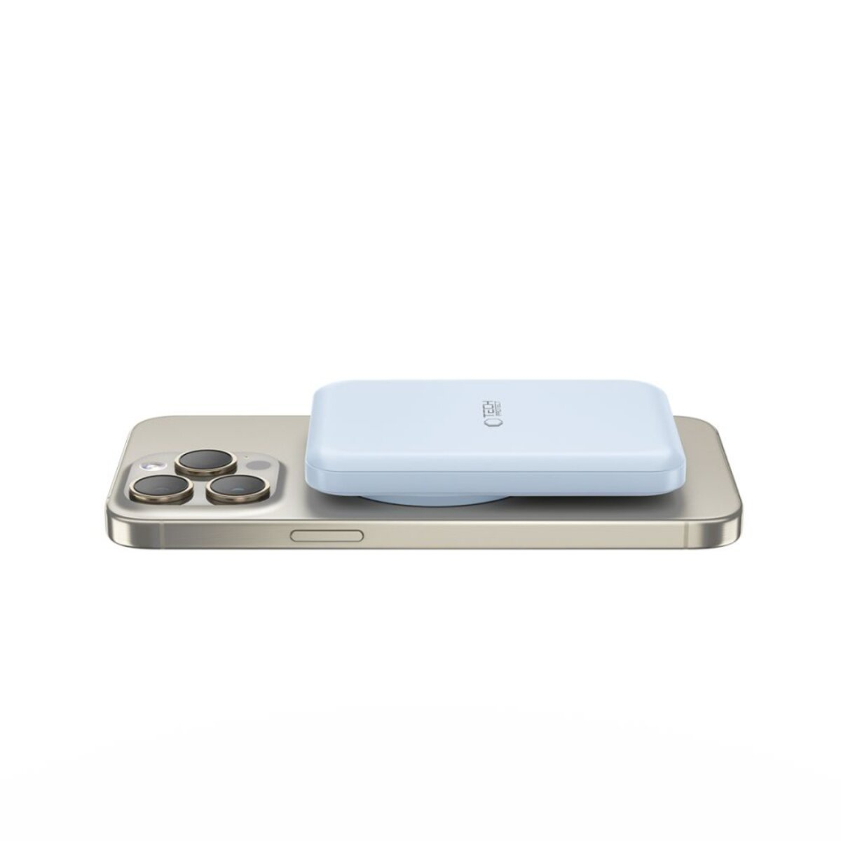 Un chargeur sans fil bleu clair est fixé sur un iPhone doré. Le chargeur est carré. Le téléphone a trois objectifs de caméra.