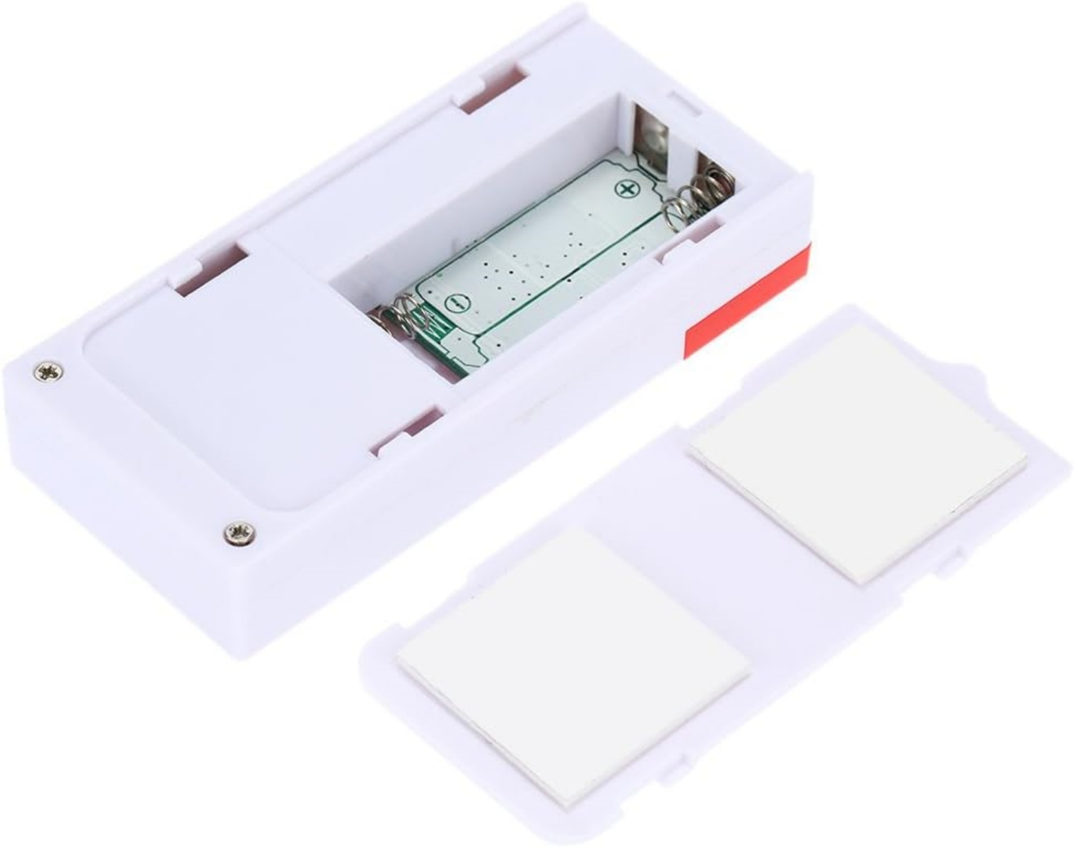 Weißes elektronisches Gerät mit offenem Fach, Batterie und Klebepads. Roter Akzent an der Seite. Deckel abgenommen.