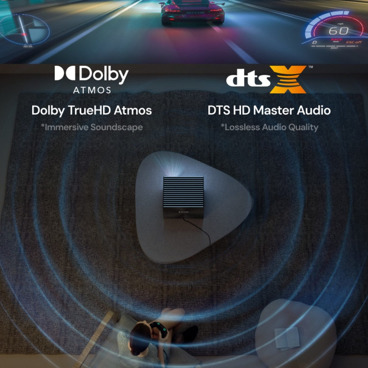 Un'auto corre su una strada. Sono visibili i loghi Dolby Atmos e DTS HD. Un dispositivo è su un tavolo che emette onde sonore.