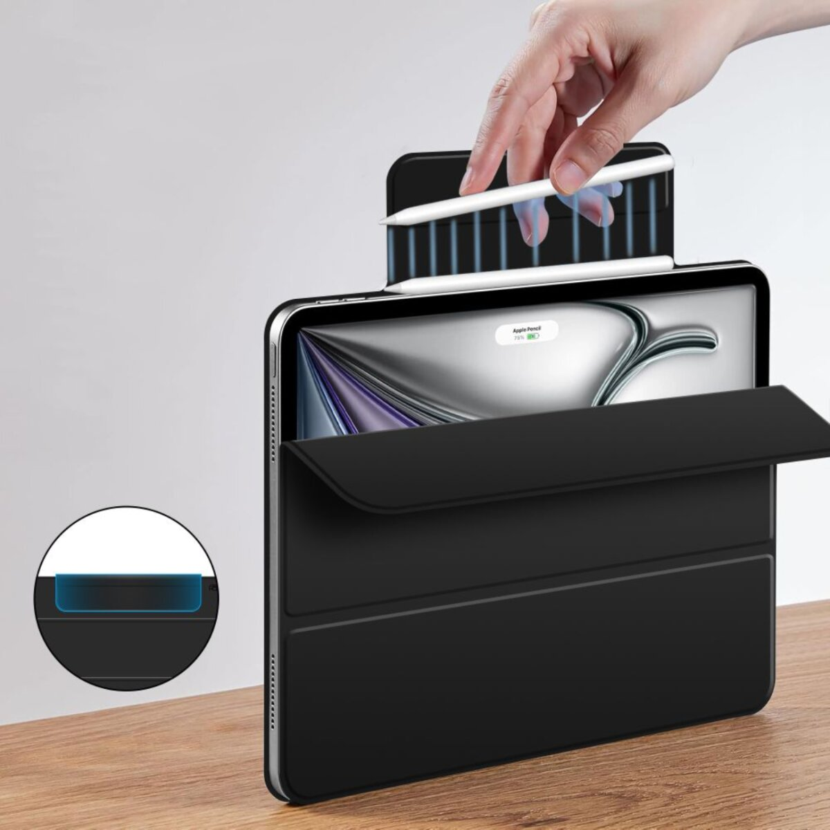 Hand legt einen weißen Stift in eine schwarze Tablet-Hülle. Der Tablet-Bildschirm zeigt ein farbenfrohes Design. Die Hülle liegt auf Holz.