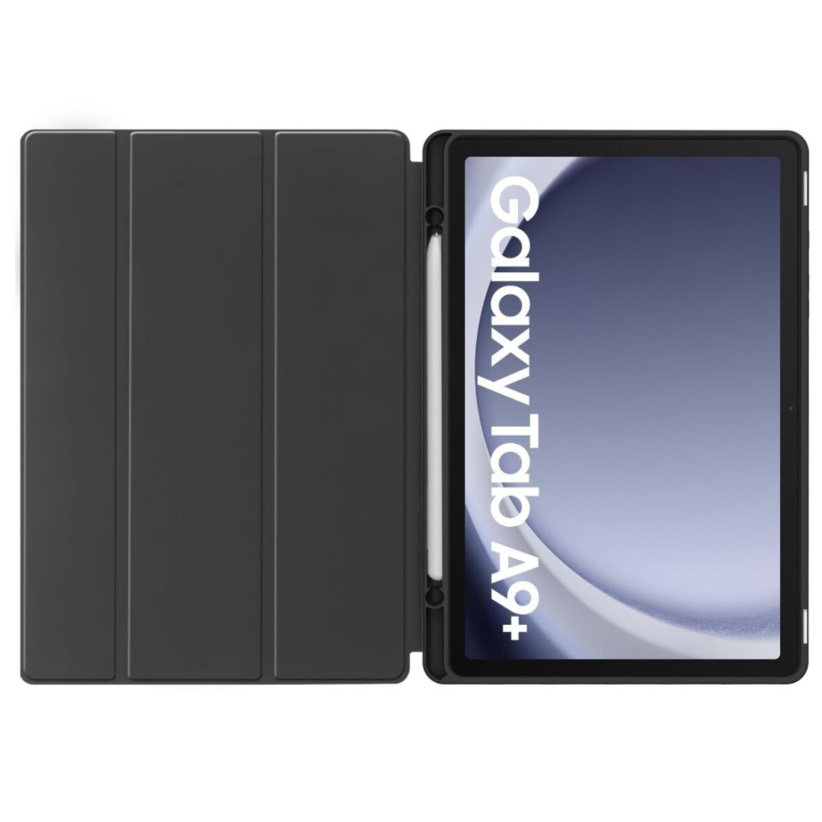 Un tablet Galaxy Tab A9+ con una cover nera. Lo schermo mostra il nome del tablet. Una penna bianca è attaccata.