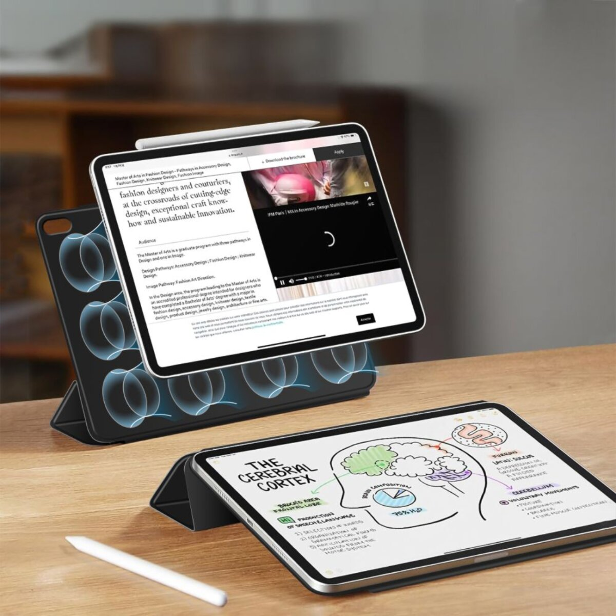 Zwei Tablets und ein weißer Stift liegen auf einer Holzoberfläche. Ein Tablet zeigt eine Webseite, das andere ein Gehirndiagramm.