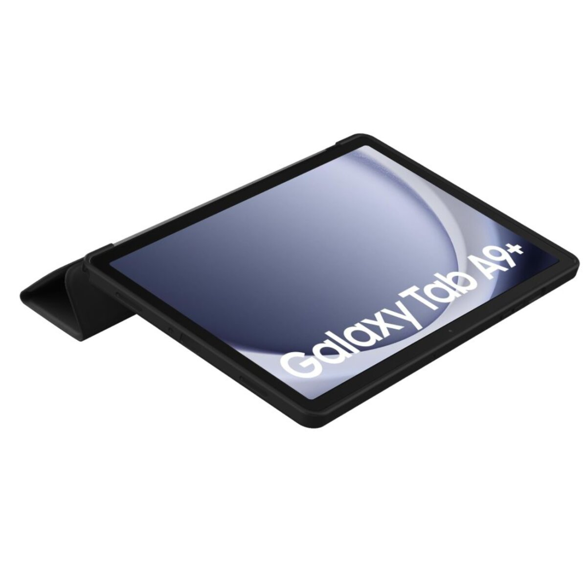 Une tablette noire Samsung Galaxy Tab A9+ dans un étui. L'écran affiche le nom de la tablette en lettres blanches.