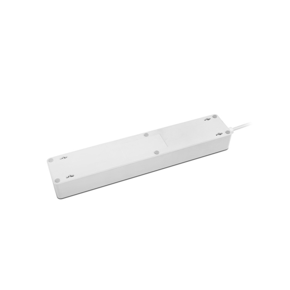 Una regleta blanca con múltiples enchufes y un cable blanco que se extiende desde un extremo. El fondo es blanco.