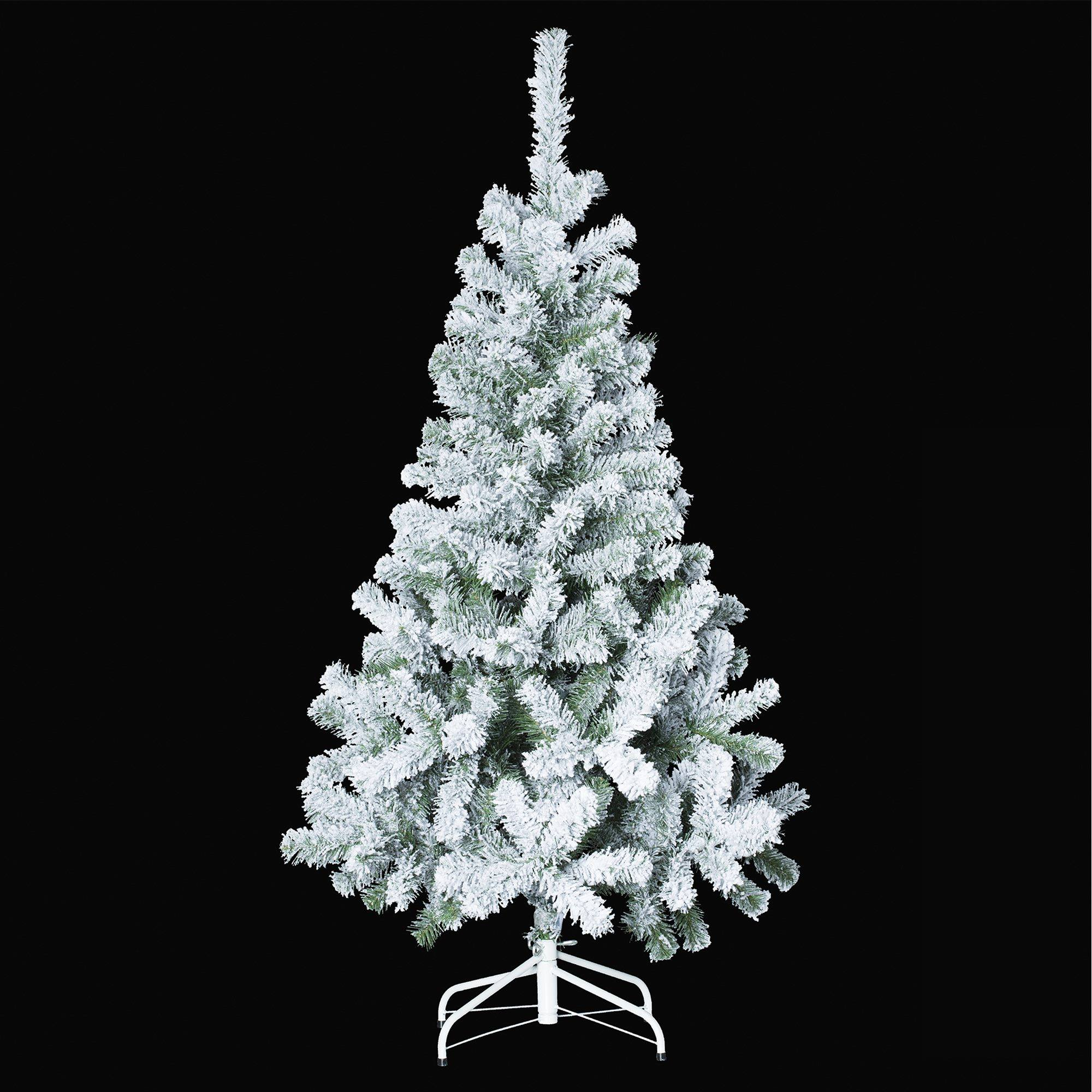 Un árbol de Navidad nevado se alza sobre un fondo negro. El árbol es verde con textura blanca y nevada.