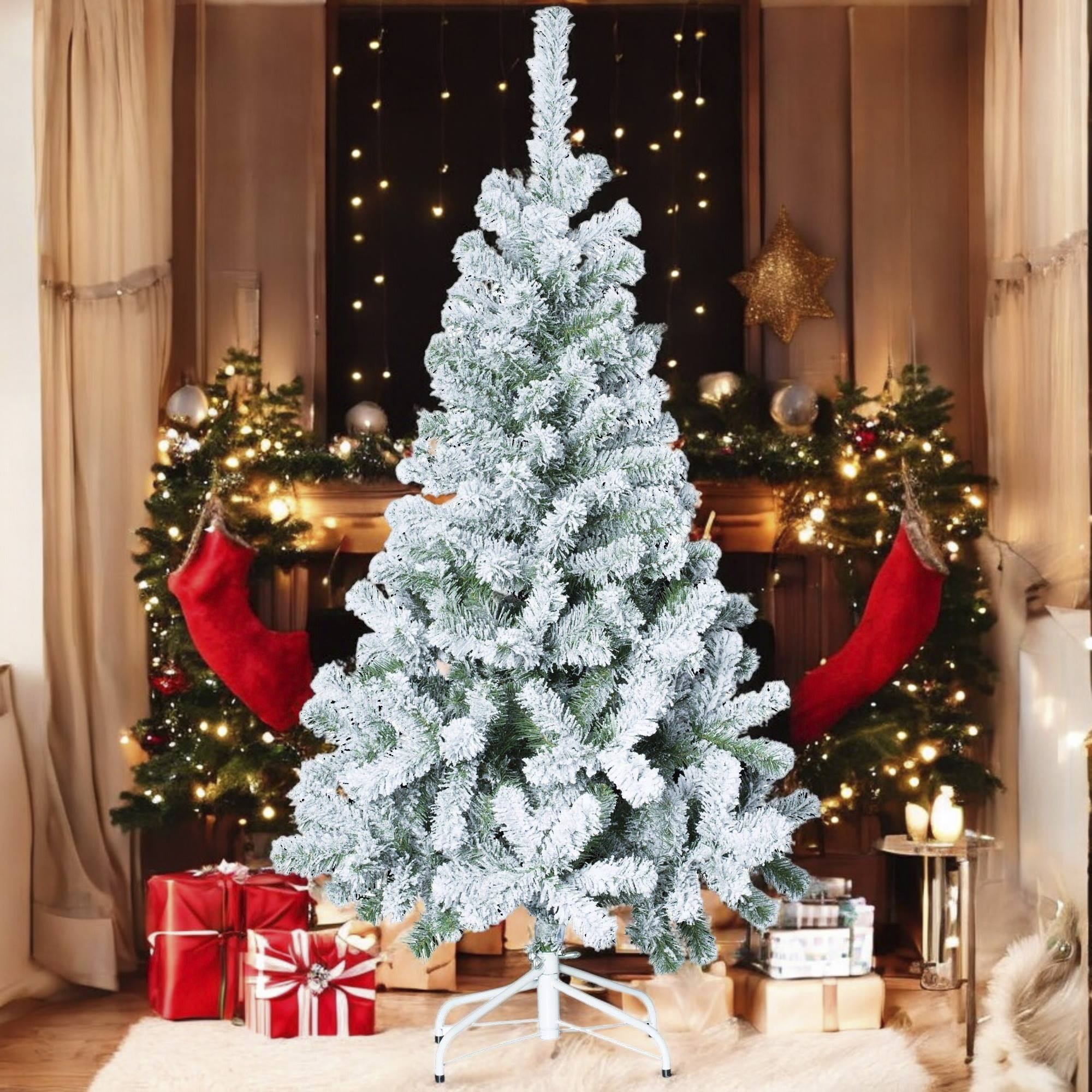 Un árbol de Navidad decorado es el foco. Hay regalos y calcetines rojos. Se ven una estrella dorada y velas.