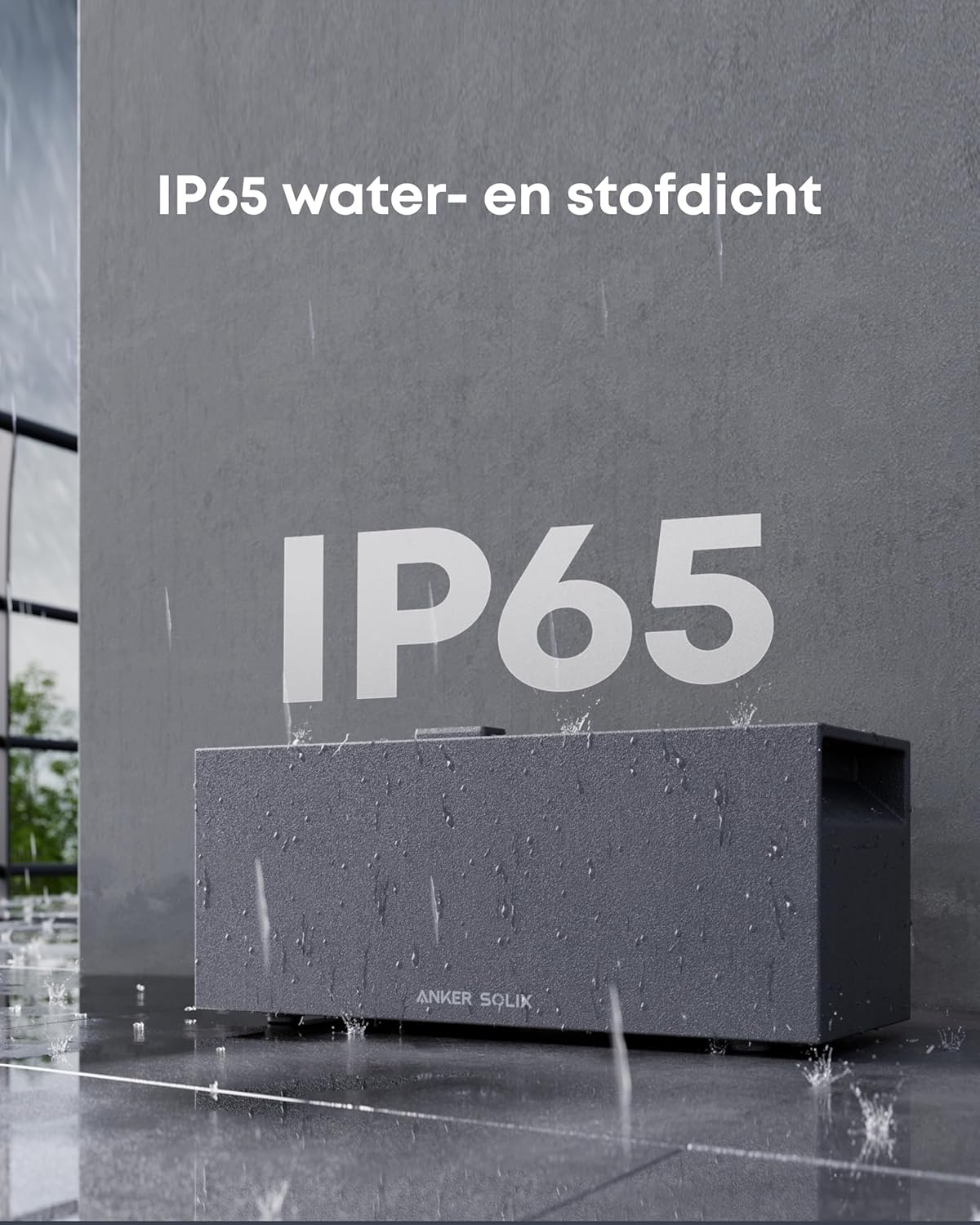 Een grijze luidspreker wordt getoond in de regen. De tekst "IP65 water- en stofdicht" staat erboven, "IP65" staat op de luidspreker en het merk is Anker Solix.