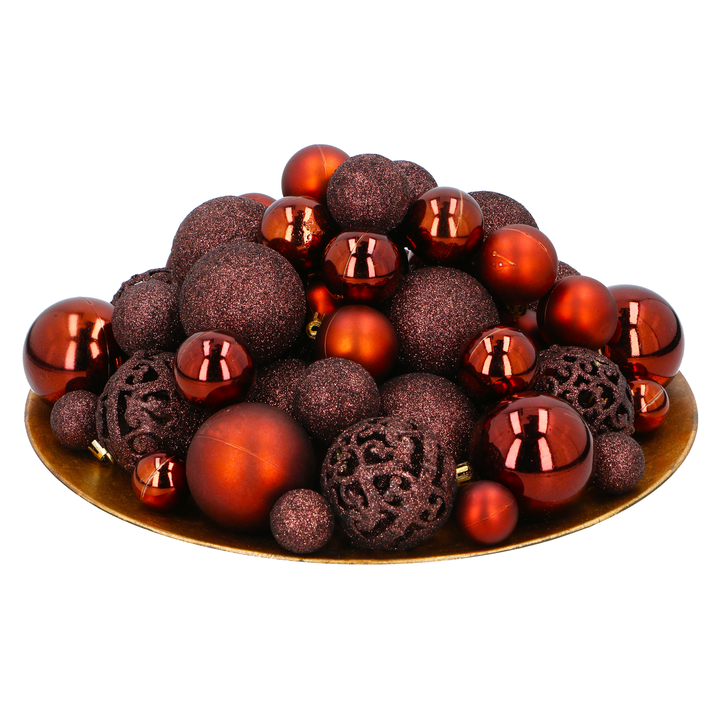 Une assiette dorée avec de nombreuses boules de Noël rouges. Certaines sont brillantes, d'autres scintillantes. Le fond est blanc.