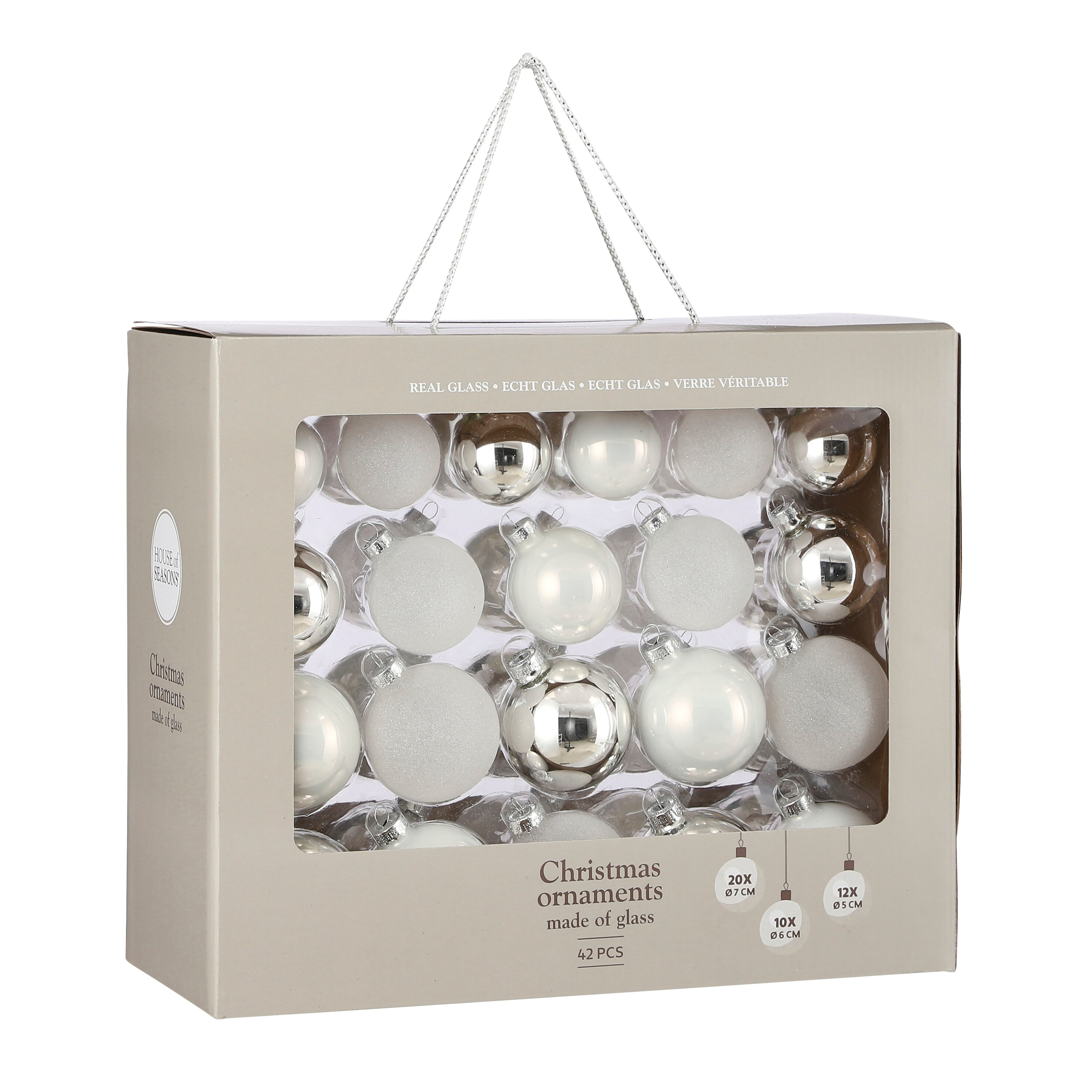 Een doos met kerstversiering. Veel glazen ballen in wit en zilver. De doos heeft een handvat.