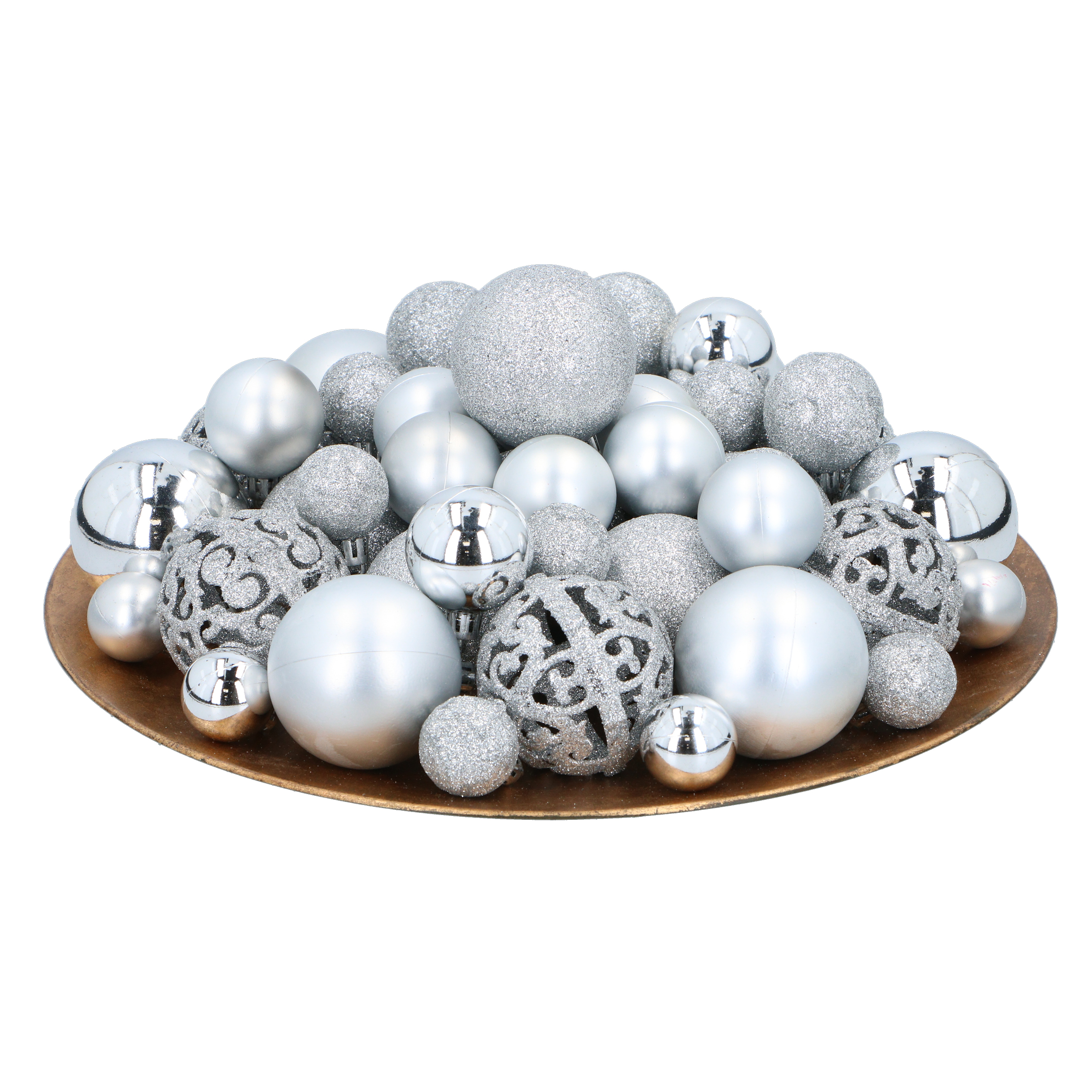 Un plateau doré contient de nombreuses boules de Noël argentées. Certaines sont brillantes, d'autres pailletées. Le fond est blanc.