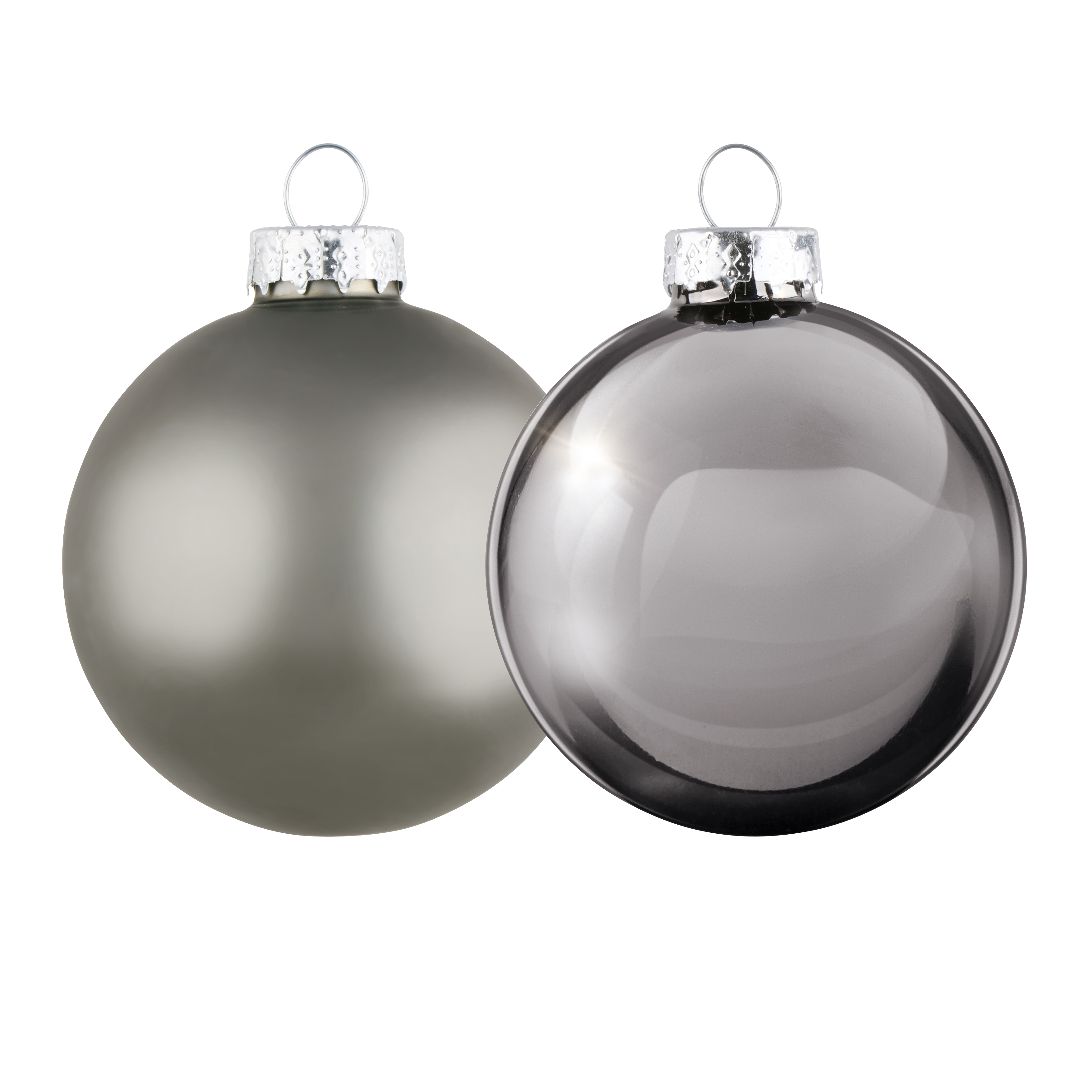 Deux boules de Noël brillantes, grises et argentées, suspendues sur fond blanc.