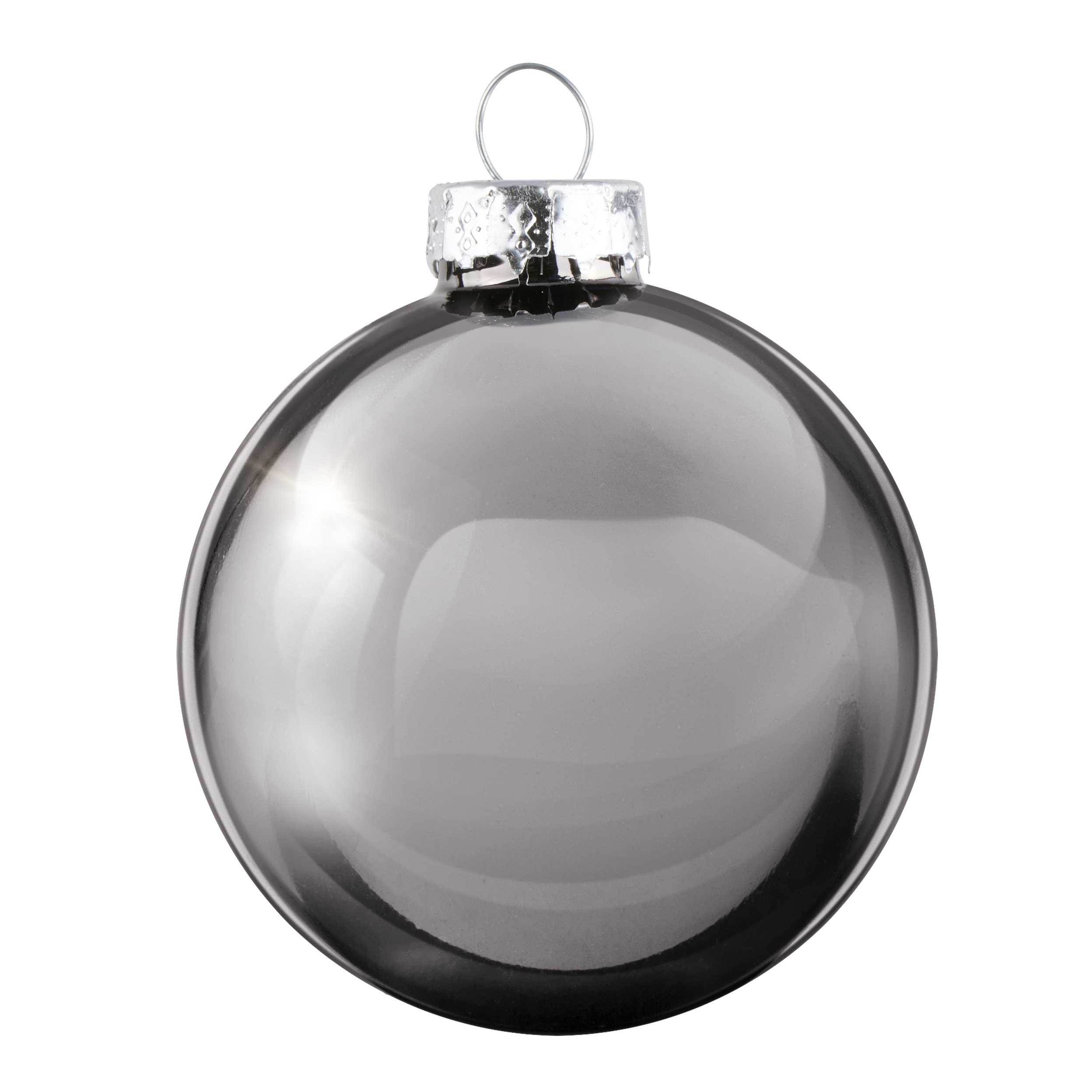 Une boule de Noël argentée brillante avec un capuchon métallique et une boucle argentée sur fond blanc.