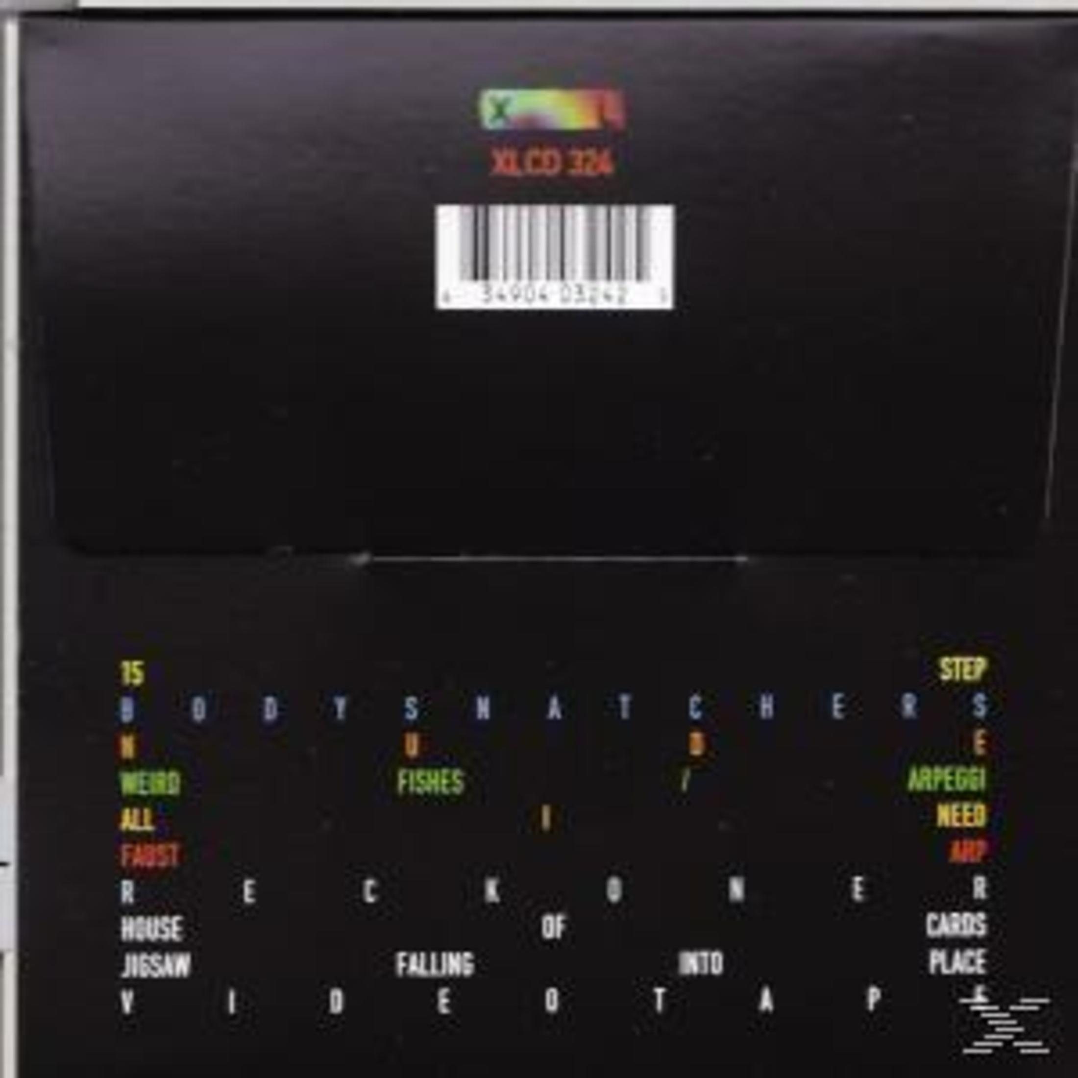 Schwarzer Hintergrund mit Text in verschiedenen Farben: Grün, Orange, Gelb und Weiß. Enthält einen Barcode und den Text 'XLCD 324'.