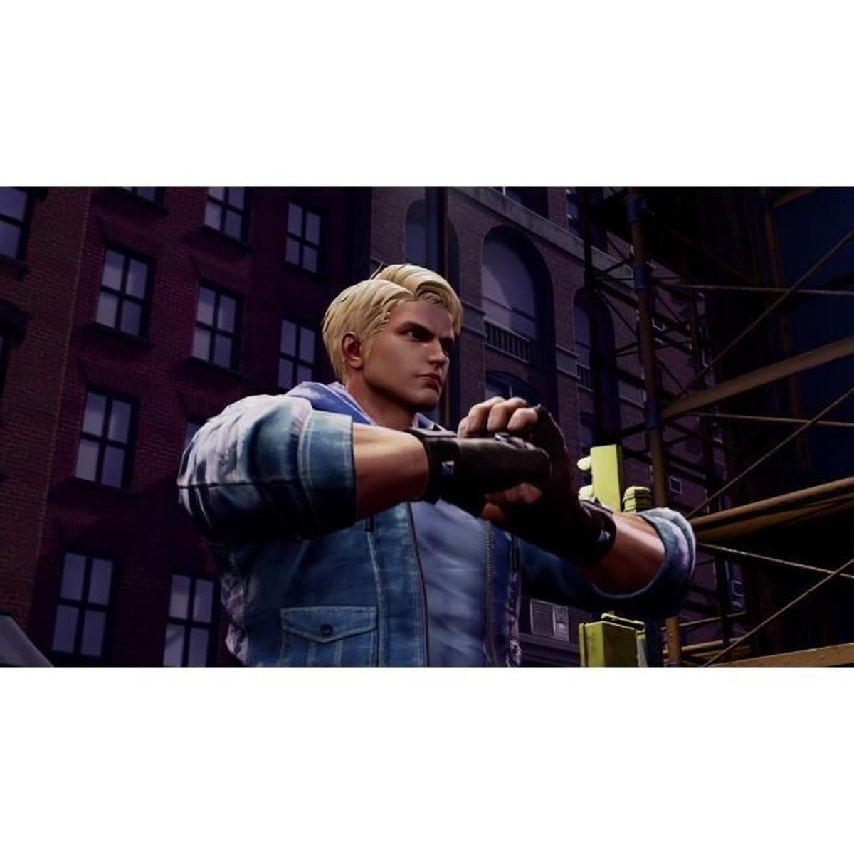 Mężczyzna z blond włosami w niebieskiej kurtce. Ma na sobie czarne rękawiczki, budynki w tle. Trzyma dłonie razem.