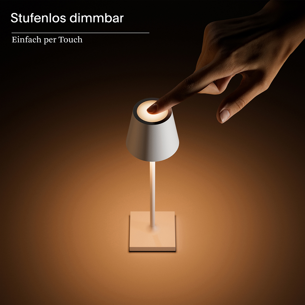 Eine Hand berührt eine weiße Lampe. Die Lampe ist an, mit hellem Licht. Der Hintergrund ist braun mit deutschem Text.