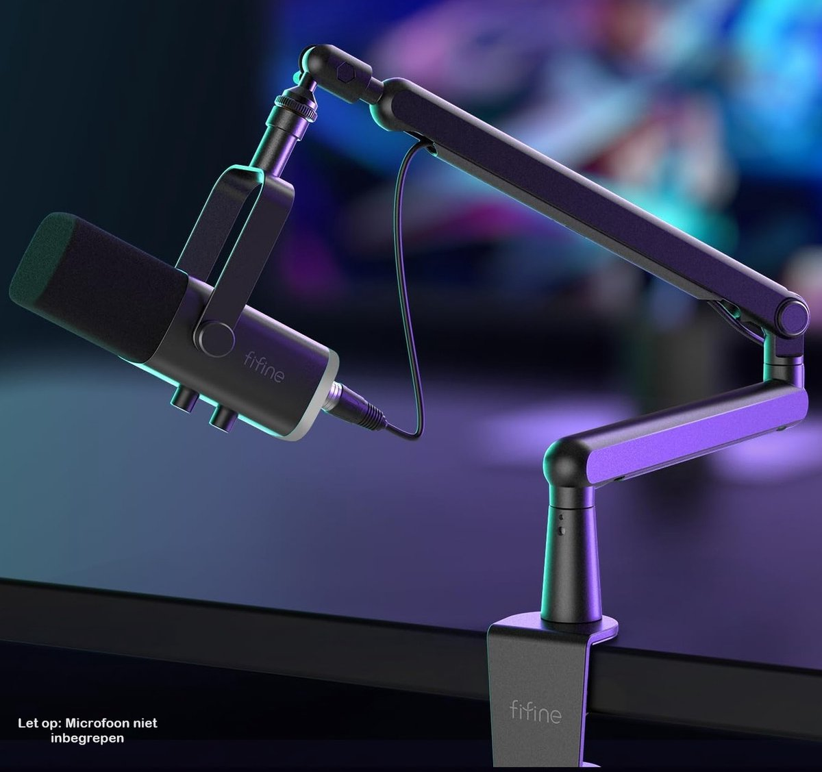 Un microphone Fifine noir est monté sur un bras, fixé à un bureau. L'arrière-plan est flou avec des teintes violettes et bleues.