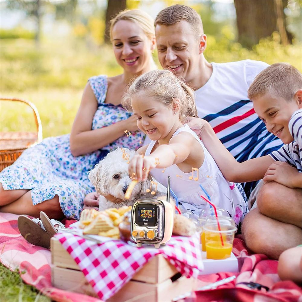 Aile pikniği. Küçük bir köpek ve retro müzik çalar ile ebeveynler ve çocuklar. Yiyecek ve içecekler kırmızı ekose bir battaniyenin üzerinde.