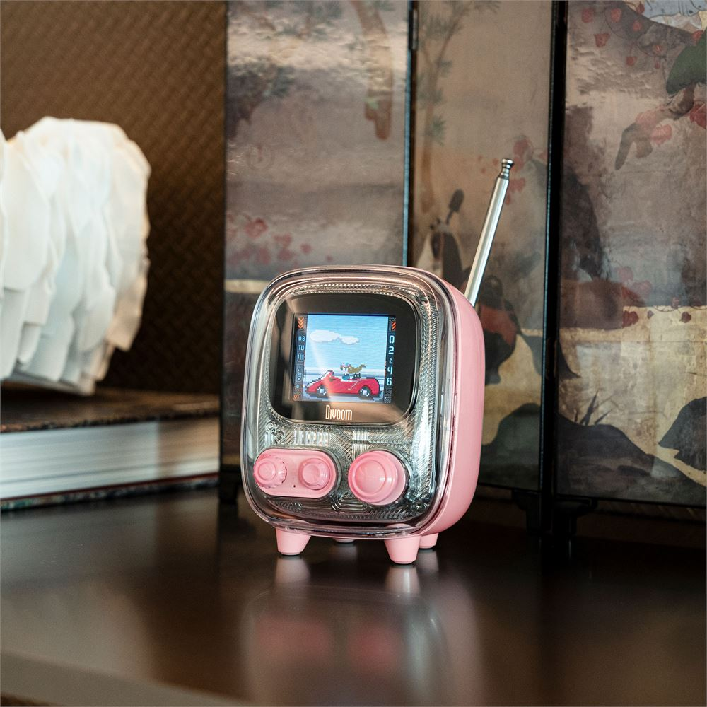 Pembe bir retro TV pikselli bir araba gösteriyor. Düğmeleri, anteni var ve karanlık bir yüzeyde duruyor. Arka plan bir ekran içeriyor.