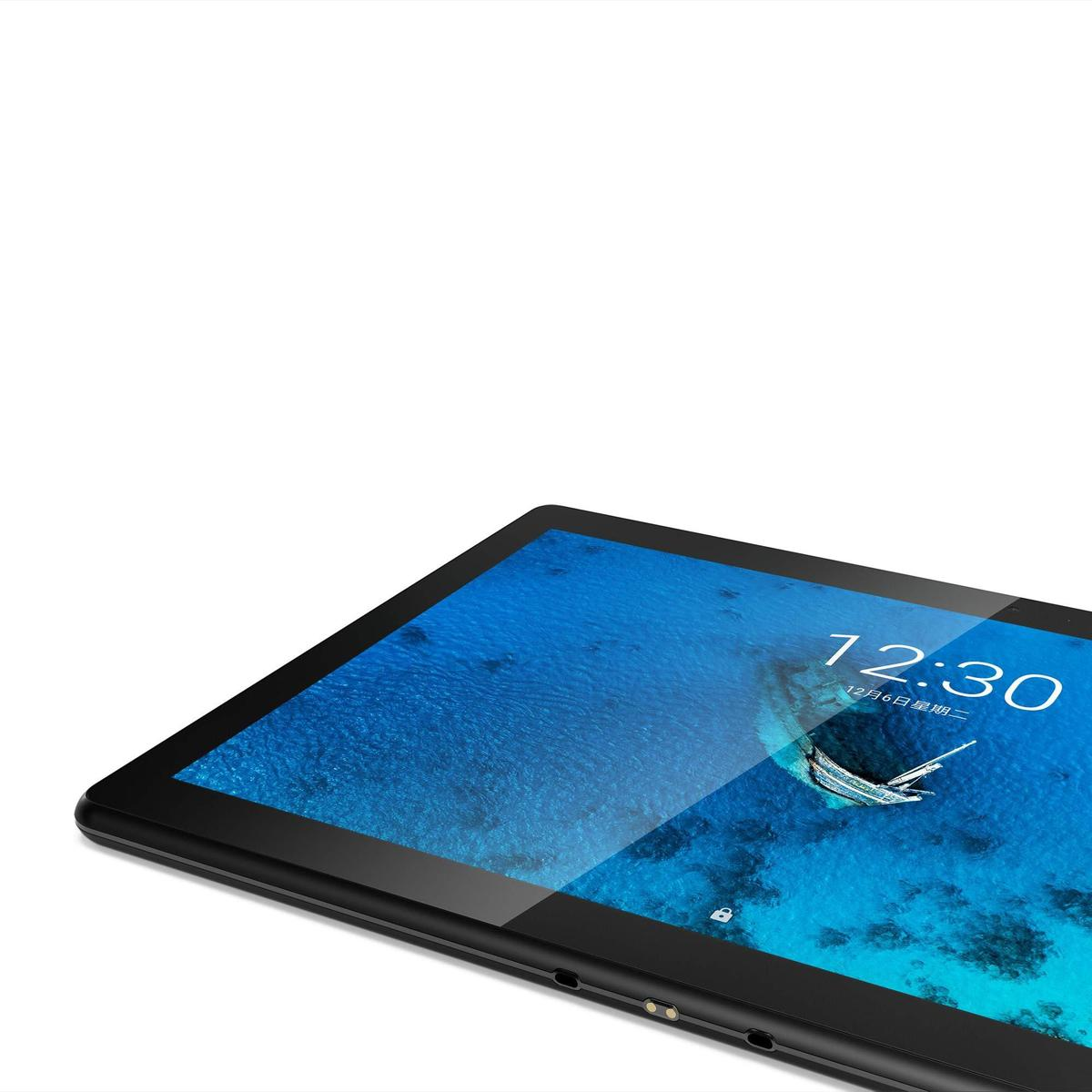 Ein Tablet zeigt eine Meereslandschaft mit einem Boot und der Uhrzeit 12:30. Der Bildschirm ist von einem schwarzen Rahmen umgeben. Der Hintergrund ist weiß.