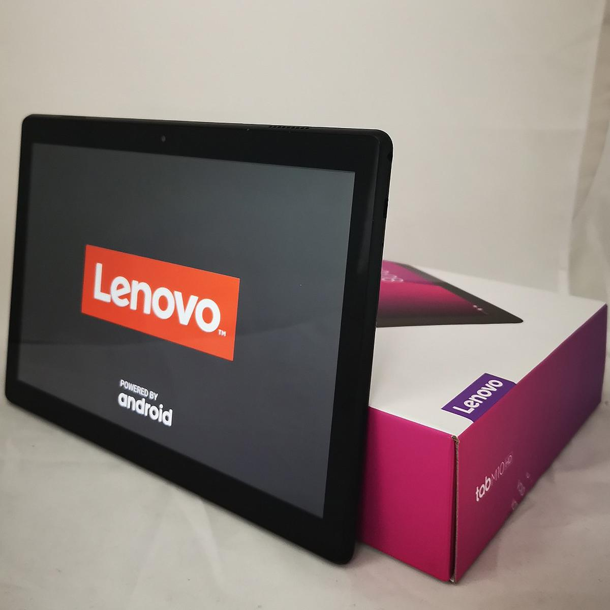 Ein Lenovo-Tablet auf weißer Oberfläche, dessen Bildschirm das Lenovo-Logo und "Powered by Android" zeigt.