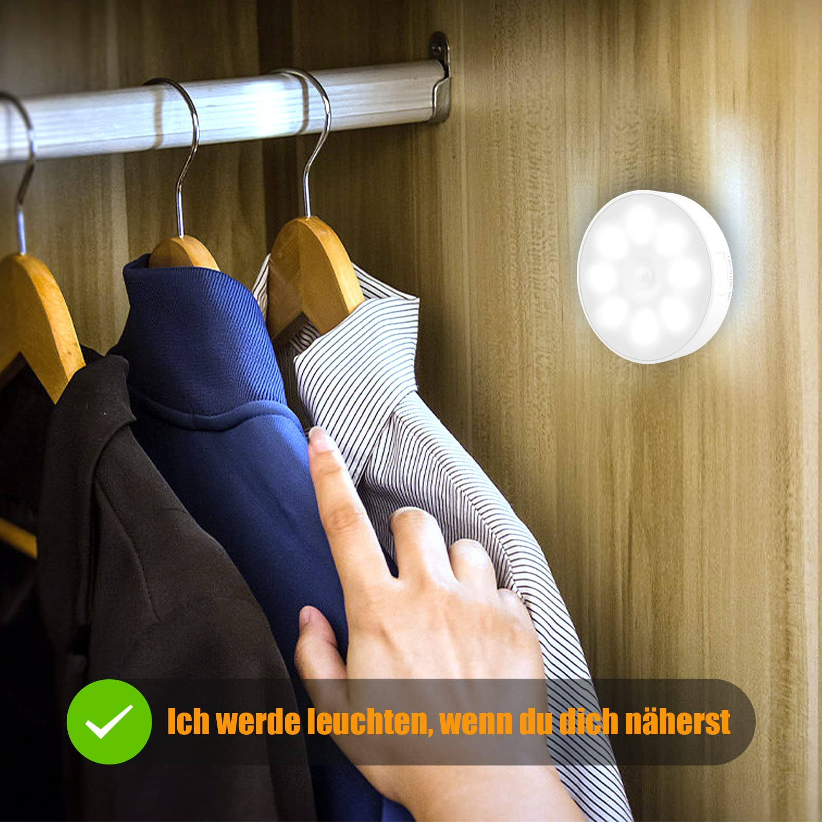 Eine Hand greift nach Kleidung in einem Schrank. Ein kreisförmiges Licht ist an der Wand. Der Text besagt, dass es sich einschaltet, wenn man sich nähert.