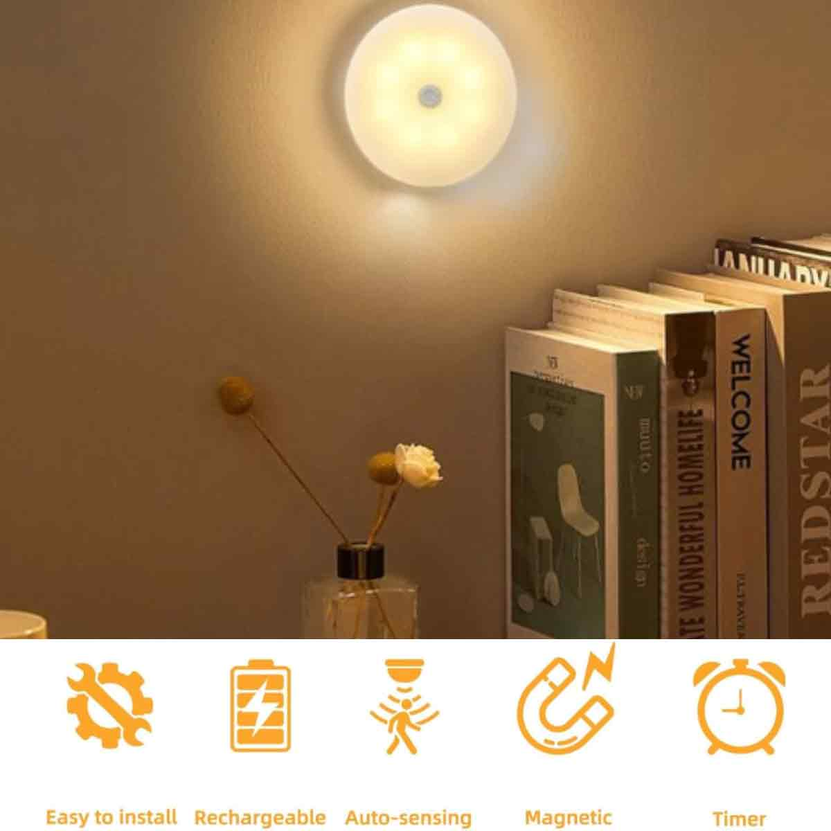 Eine beleuchtete Wandlampe, Bücher und eine Vase mit Blumen. Symbole für Funktionen wie wiederaufladbar und automatische Erkennung.