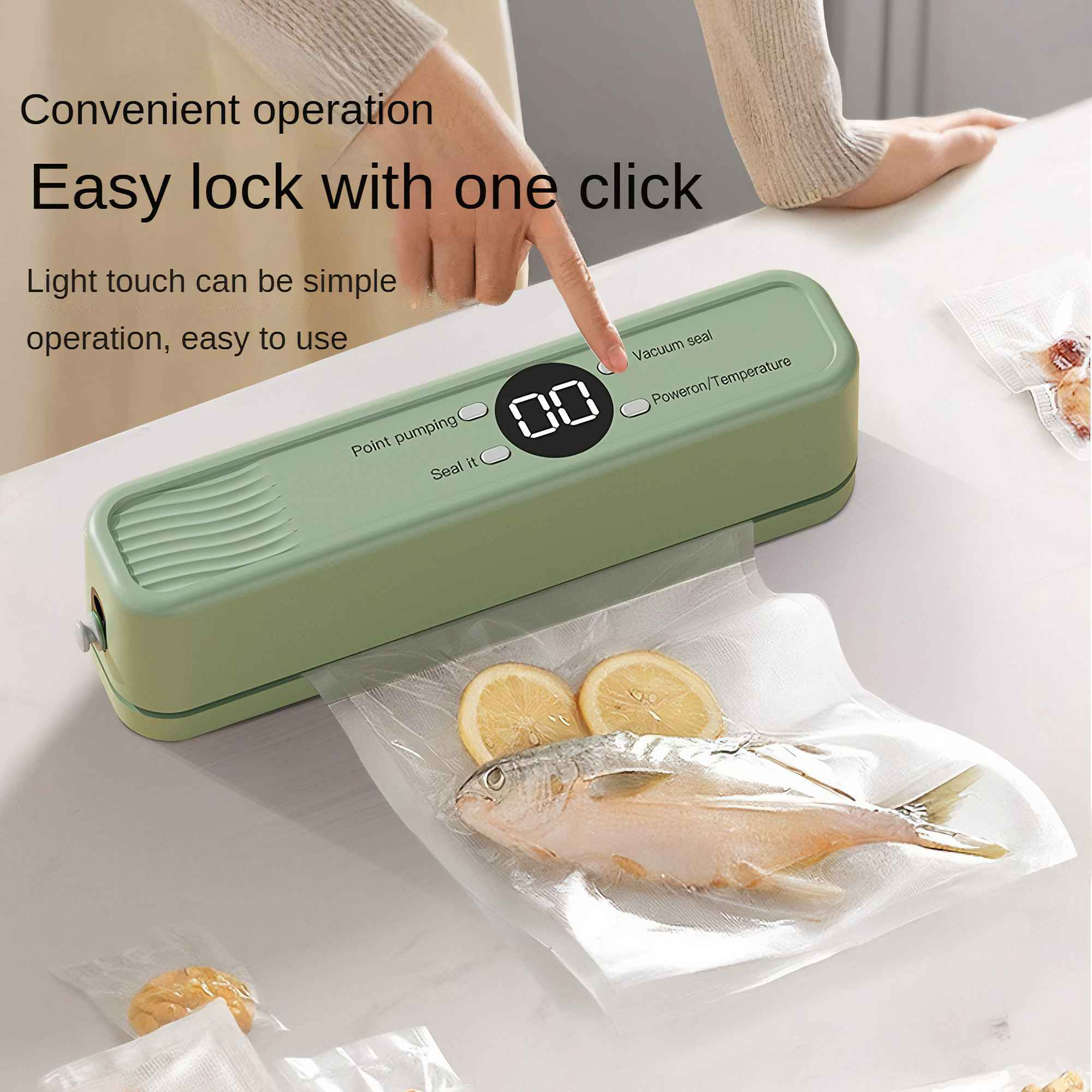 Eine Person benutzt ein Vakuumiergerät. Fisch und Zitronenscheiben sind in einem Beutel. Digitalanzeige zeigt '00'.