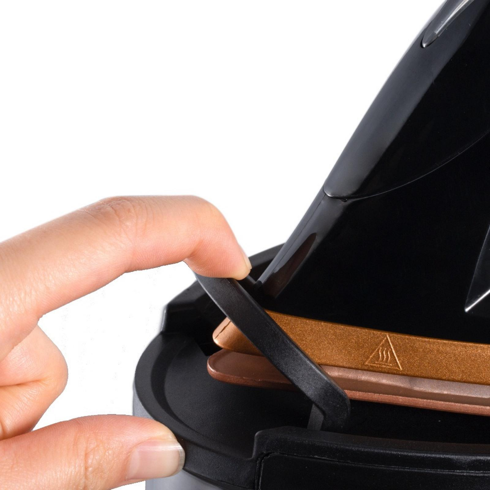 Eine Hand öffnet ein schwarzes Küchengerät. Es hat ein bronzefarbenes Heizelement mit einem Wärmesymbol.