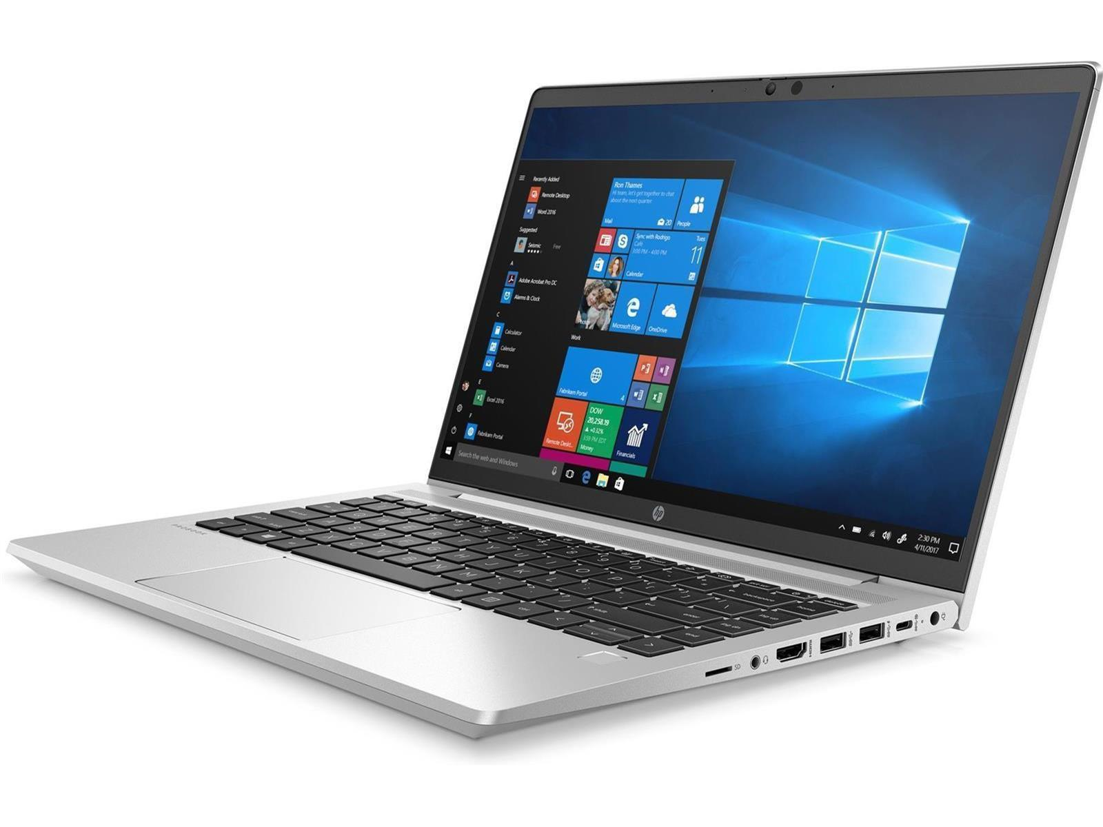Silberner HP-Laptop geöffnet, Windows-Desktop mit App-Symbolen. Tastatur sichtbar, Bildschirm abgewinkelt. Hintergrund weiß.
