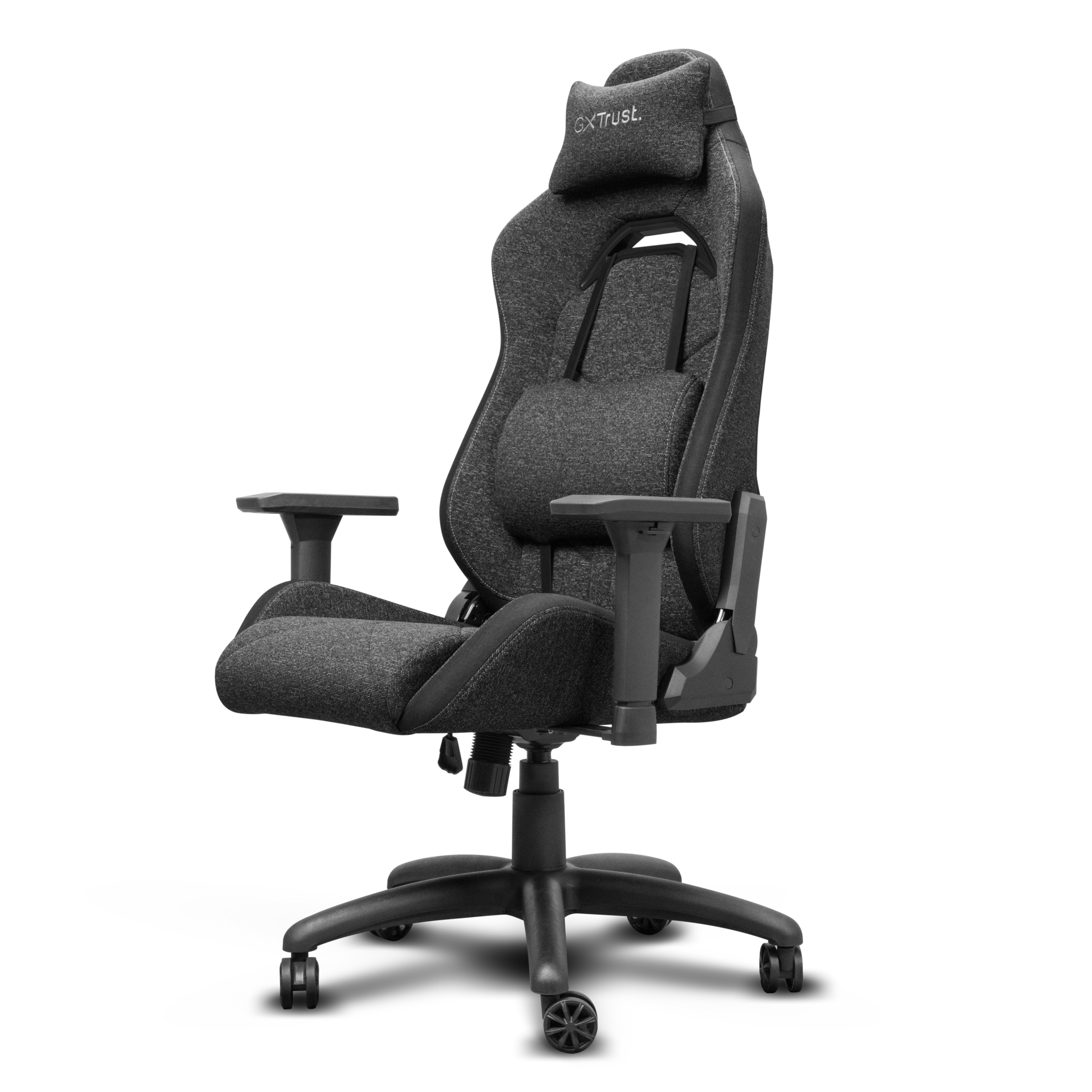 Ein grauer Gaming-Stuhl mit Kopfstütze und Armlehnen. Er hat ein schwarzes Gestell mit Rollen. Der Hintergrund ist schwarz.