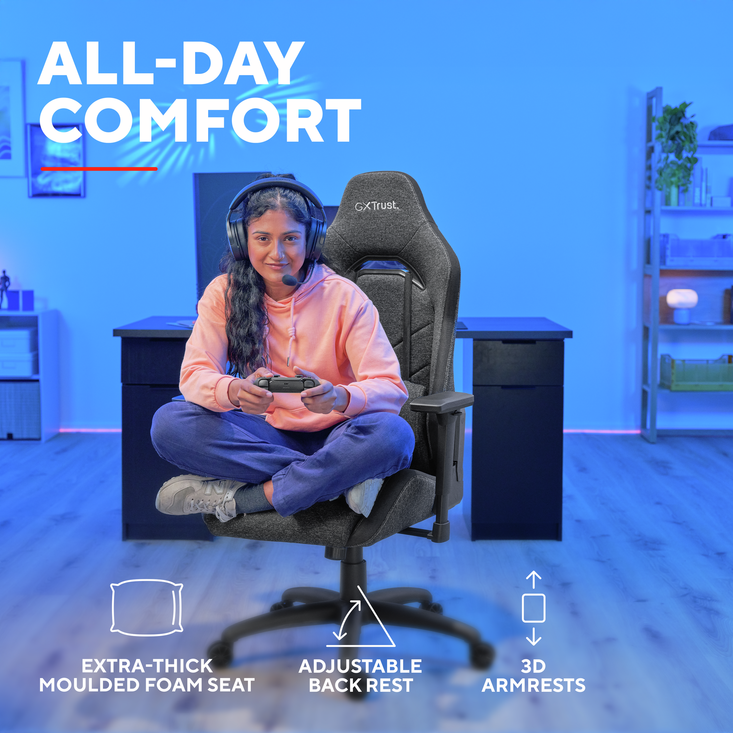 Eine Frau sitzt in einem Gaming-Stuhl und hält einen Controller. Der Stuhl hat eine verstellbare Rückenlehne.