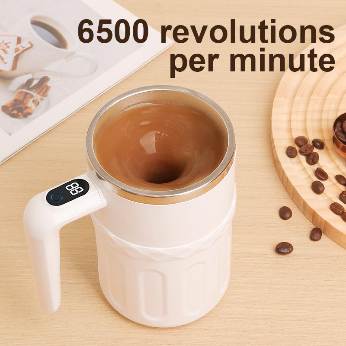 Ein weißer Becher mit wirbelndem Kaffee. Kaffeebohnen und ein Holzbrett liegen daneben. Text: 6500 Umdrehungen pro Minute.