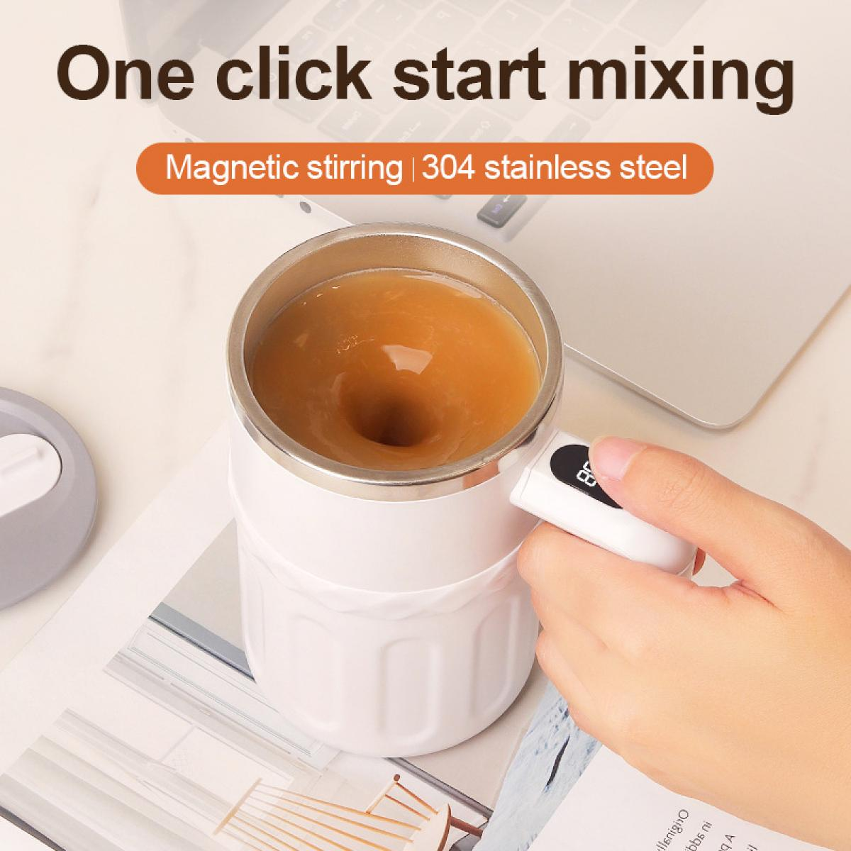 Ein weißer, selbstverrührender Becher mit Flüssigkeit wird von einer Hand gehalten. Text: One click start mixing. Magnetisches Rühren.