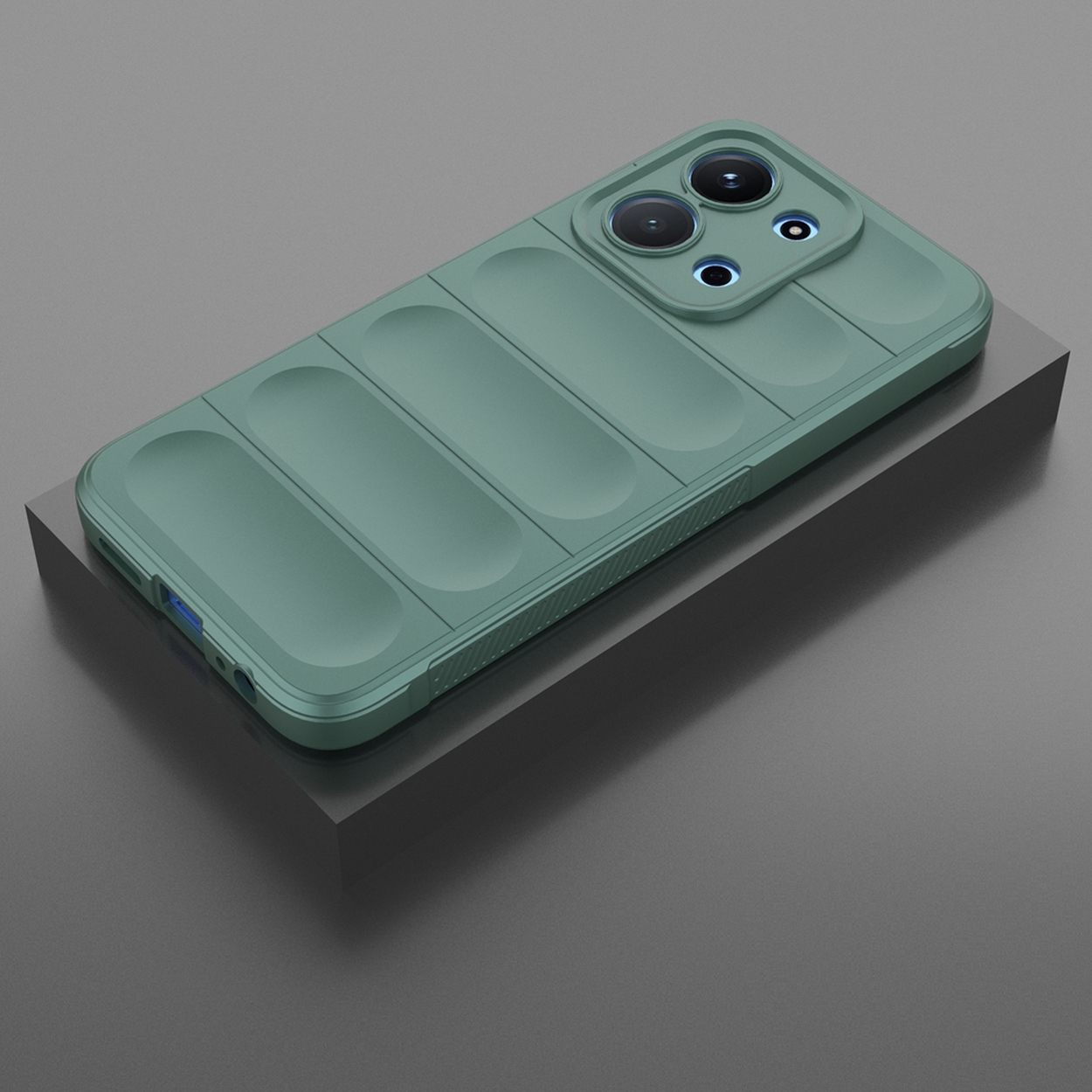 Een groene telefoonhoes met camerapunt ligt op een donker oppervlak. De hoes heeft een gestructureerd ontwerp.