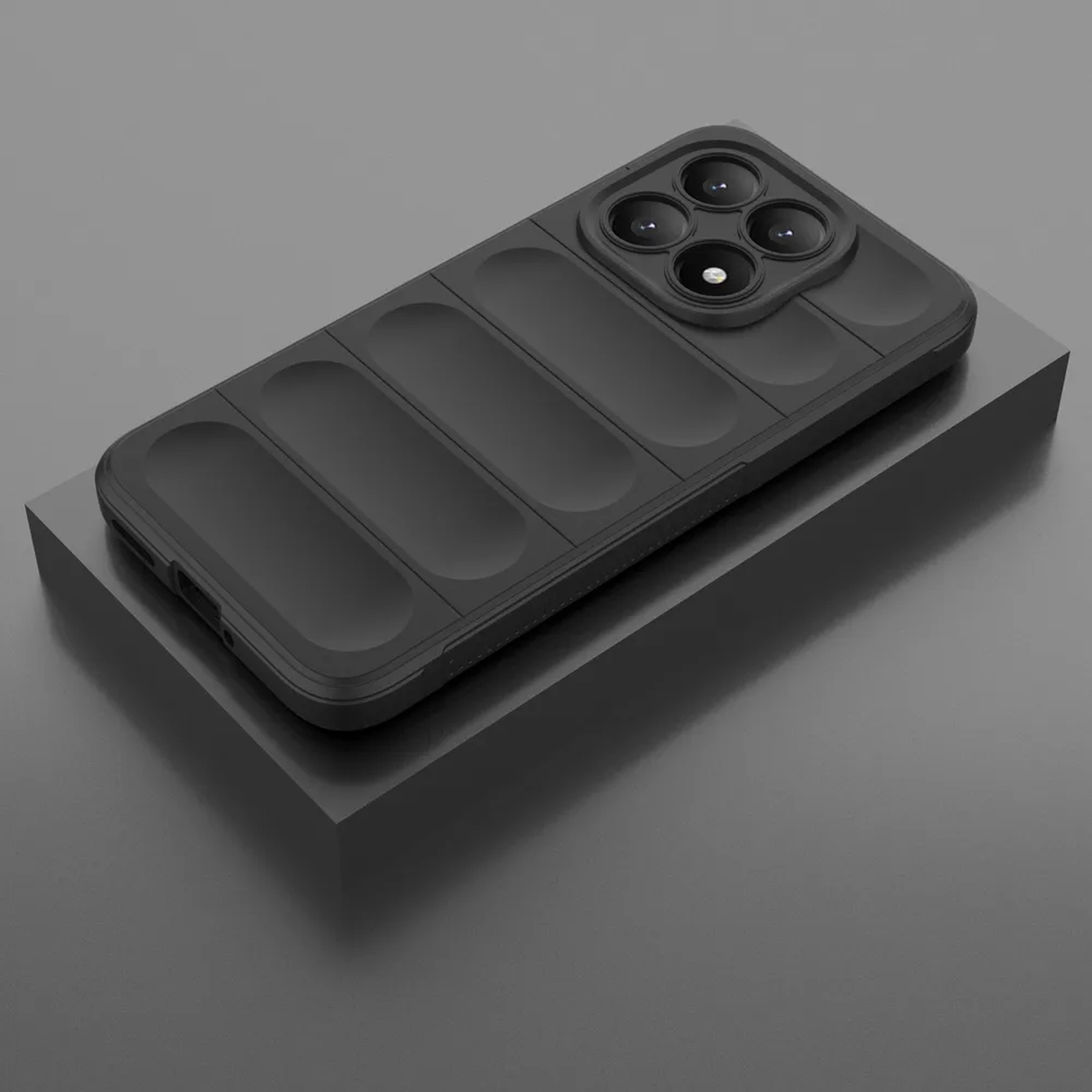 Un étui de téléphone noir avec quatre objectifs est sur un support noir. L'étui a un dos texturé et est incliné.