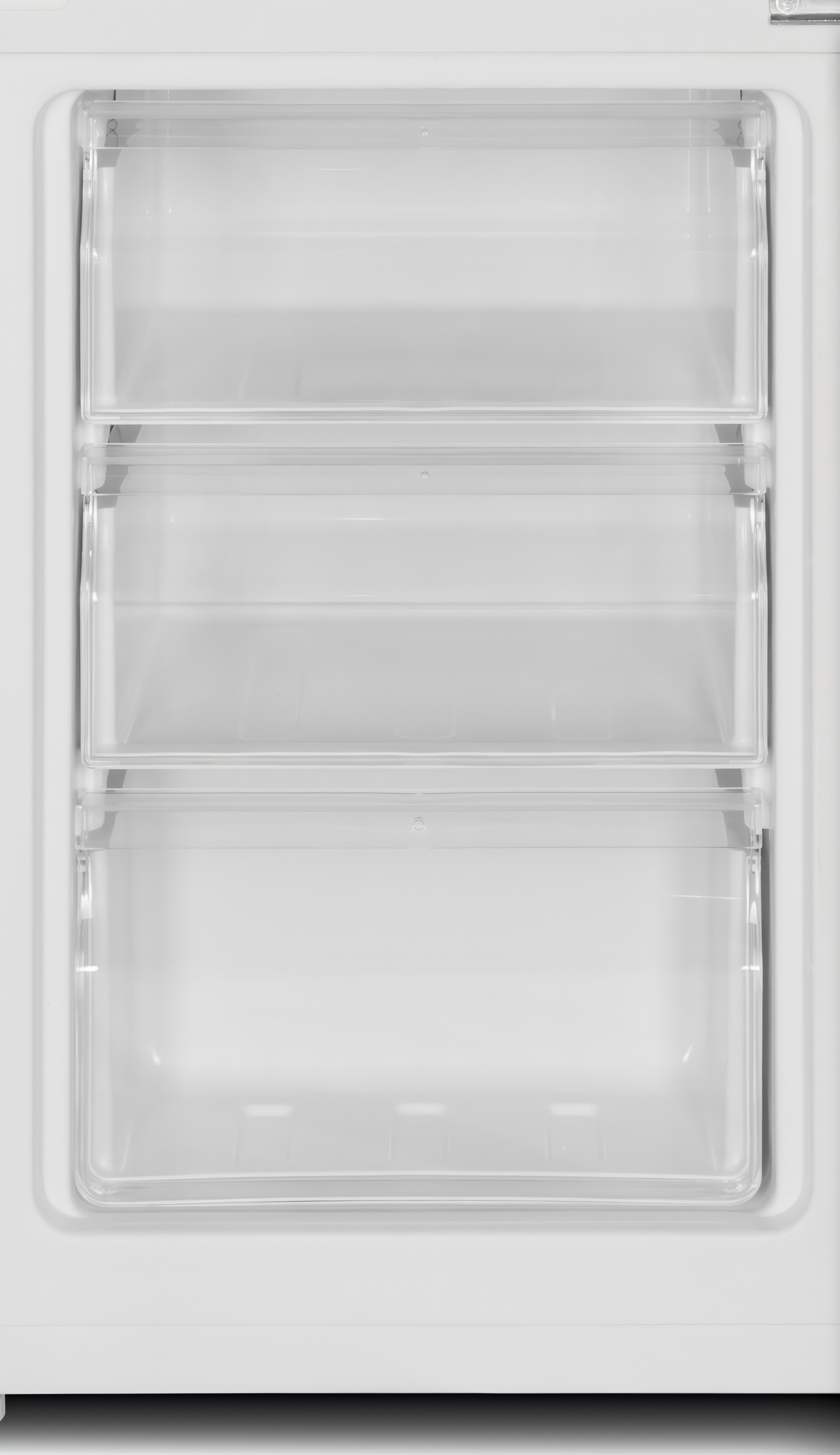 Leerer weißer Gefrierschrank. Er hat drei transparente Plastikschubladen. Der Rahmen ist weiß.
