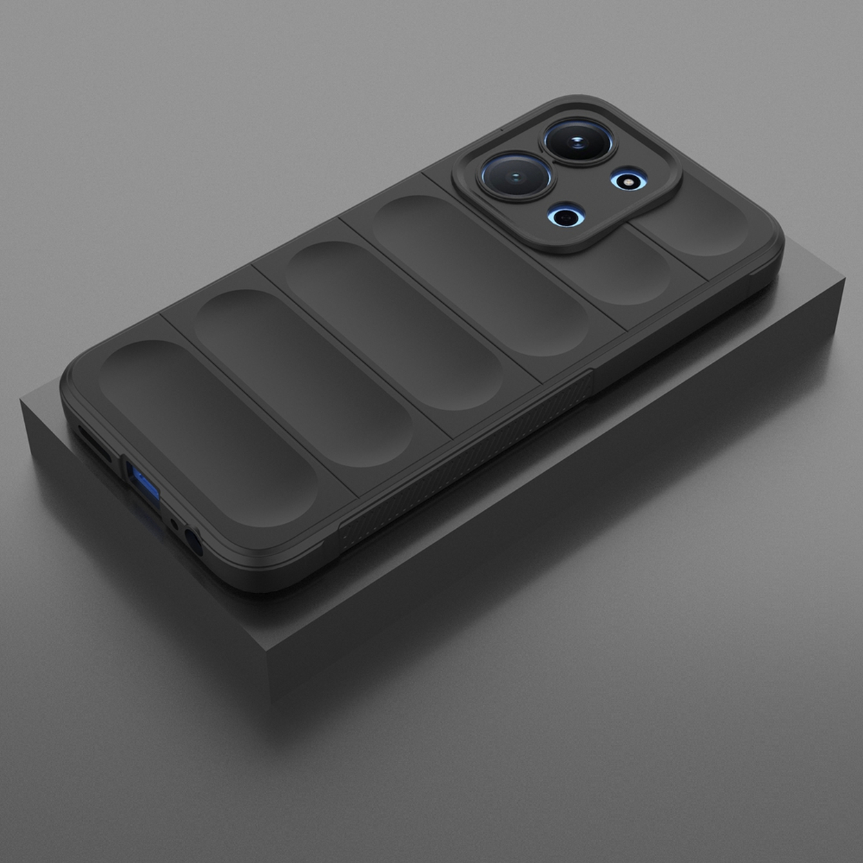Een zwarte telefoonhoes met cameralenzen ligt op een grijs oppervlak. De hoes heeft een gestructureerd ontwerp en staat iets schuin.