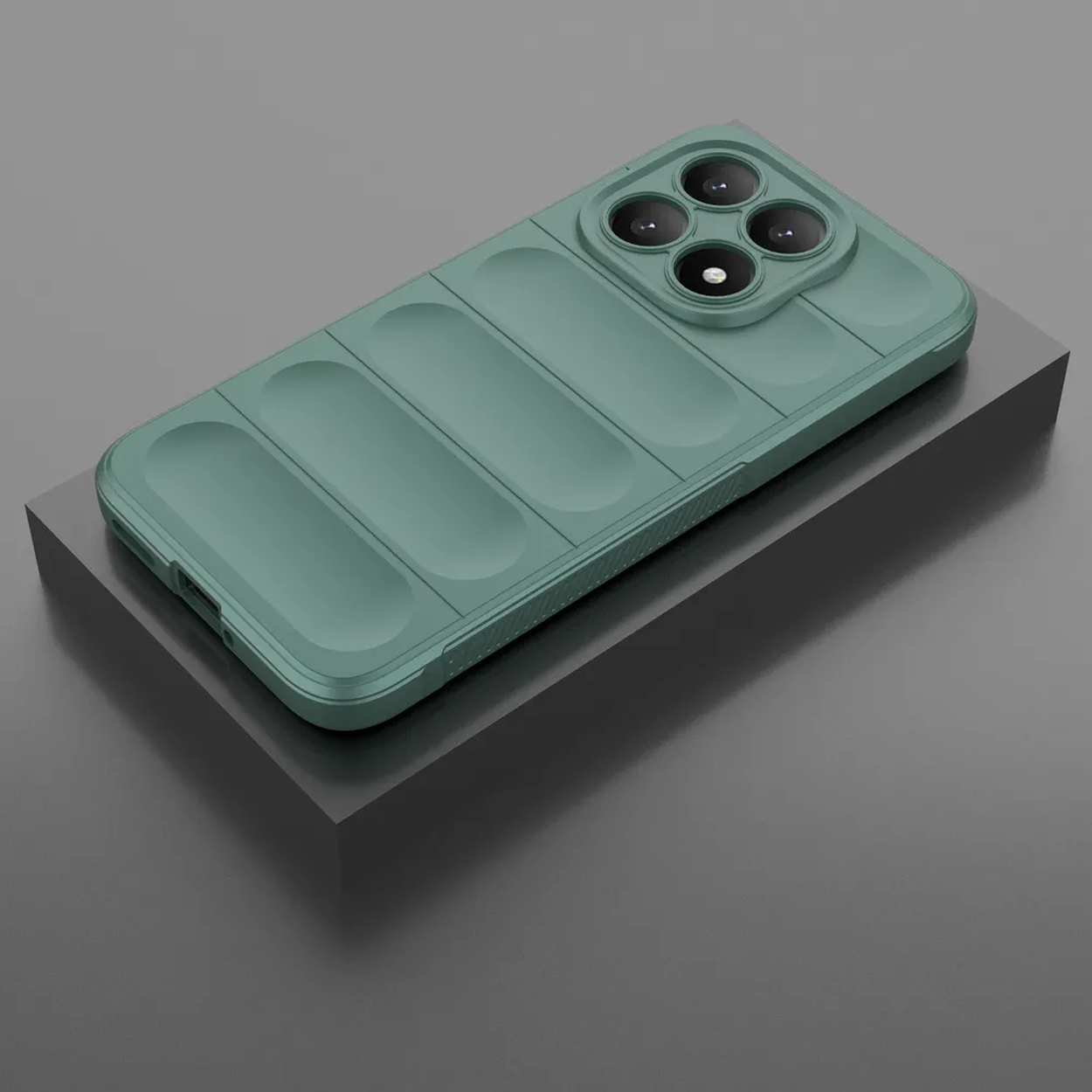 Une coque de téléphone verte sur une plateforme sombre. La coque a un dos texturé et quatre objectifs. Le fond est une surface grise.
