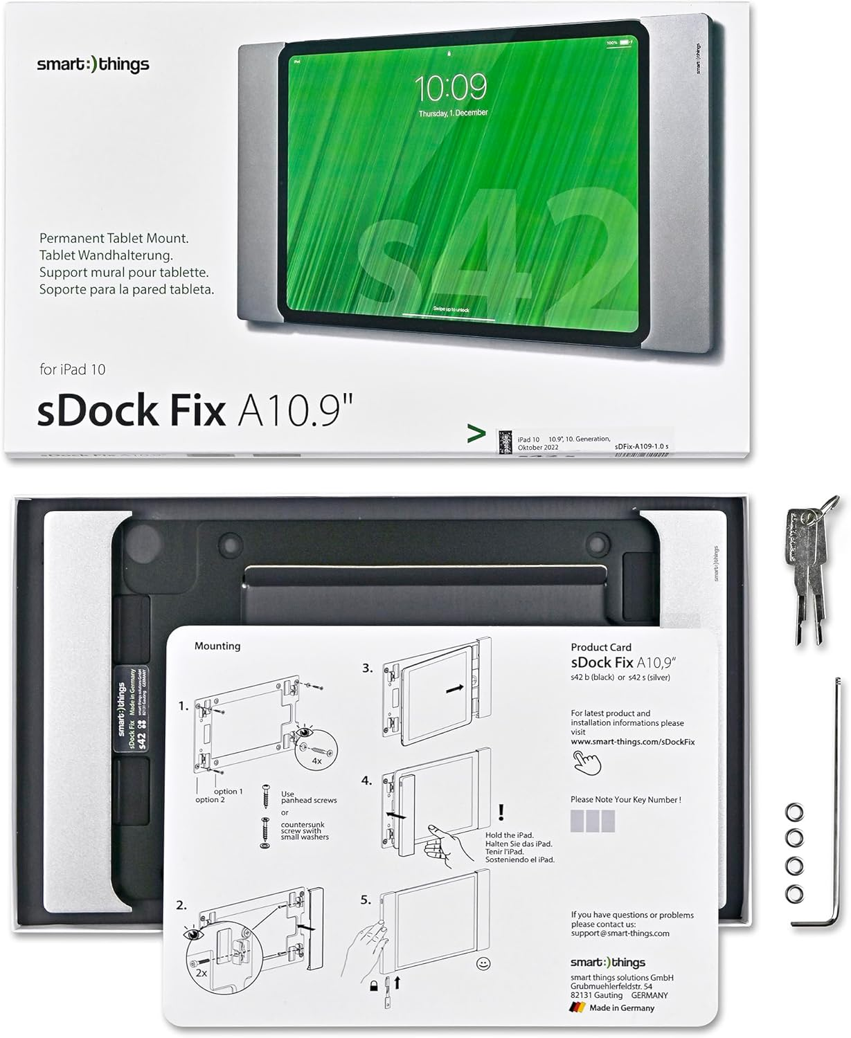 Ein iPad in einer silbernen Halterung, das die Uhrzeit anzeigt. Die Box enthält Installationsanweisungen und Schlüssel.