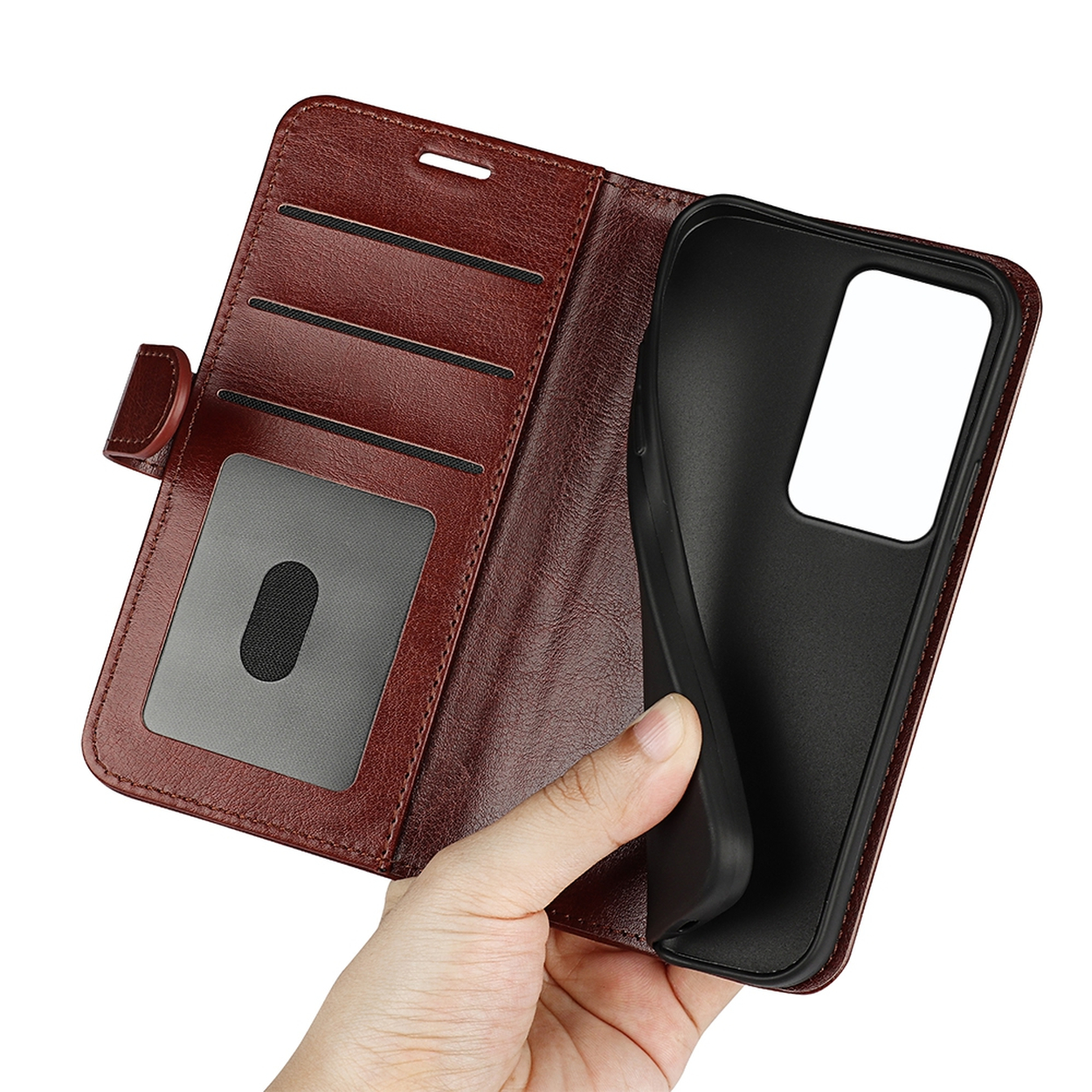 Un étui de téléphone en cuir marron est ouvert, révélant des fentes pour cartes et un support de téléphone noir. Une main tient la partie téléphone.