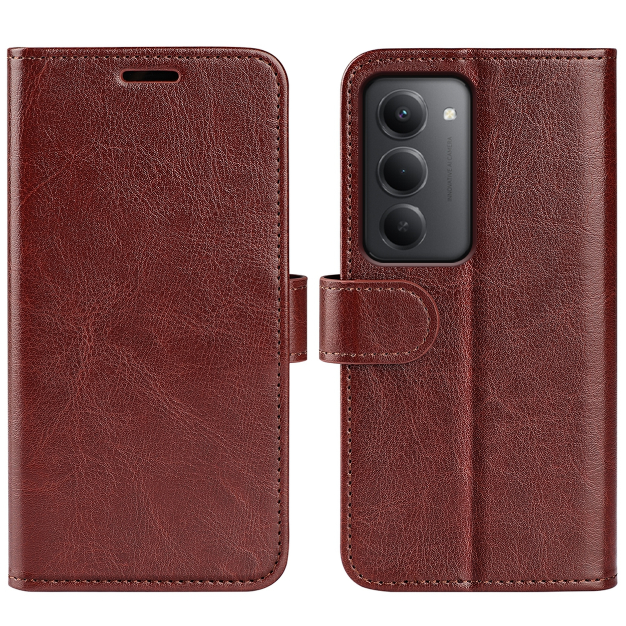 Un étui de téléphone en cuir marron, ouvert pour révéler l'arrière du téléphone avec la caméra. L'étui a une fermeture magnétique et des coutures.