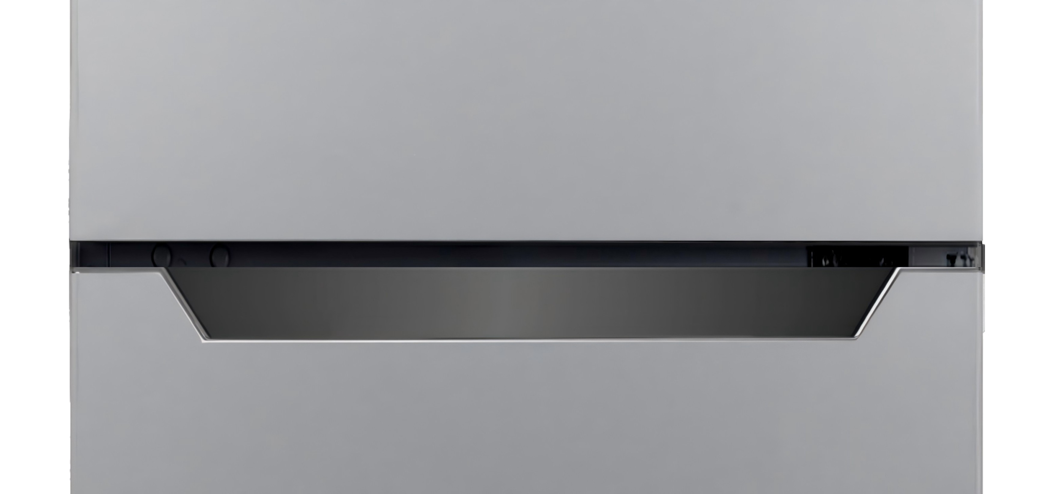 Nahaufnahme eines modernen Küchenschrankdesigns. Es zeigt eine graue Oberfläche mit einer dunkelgrauen, vertieften Platte.