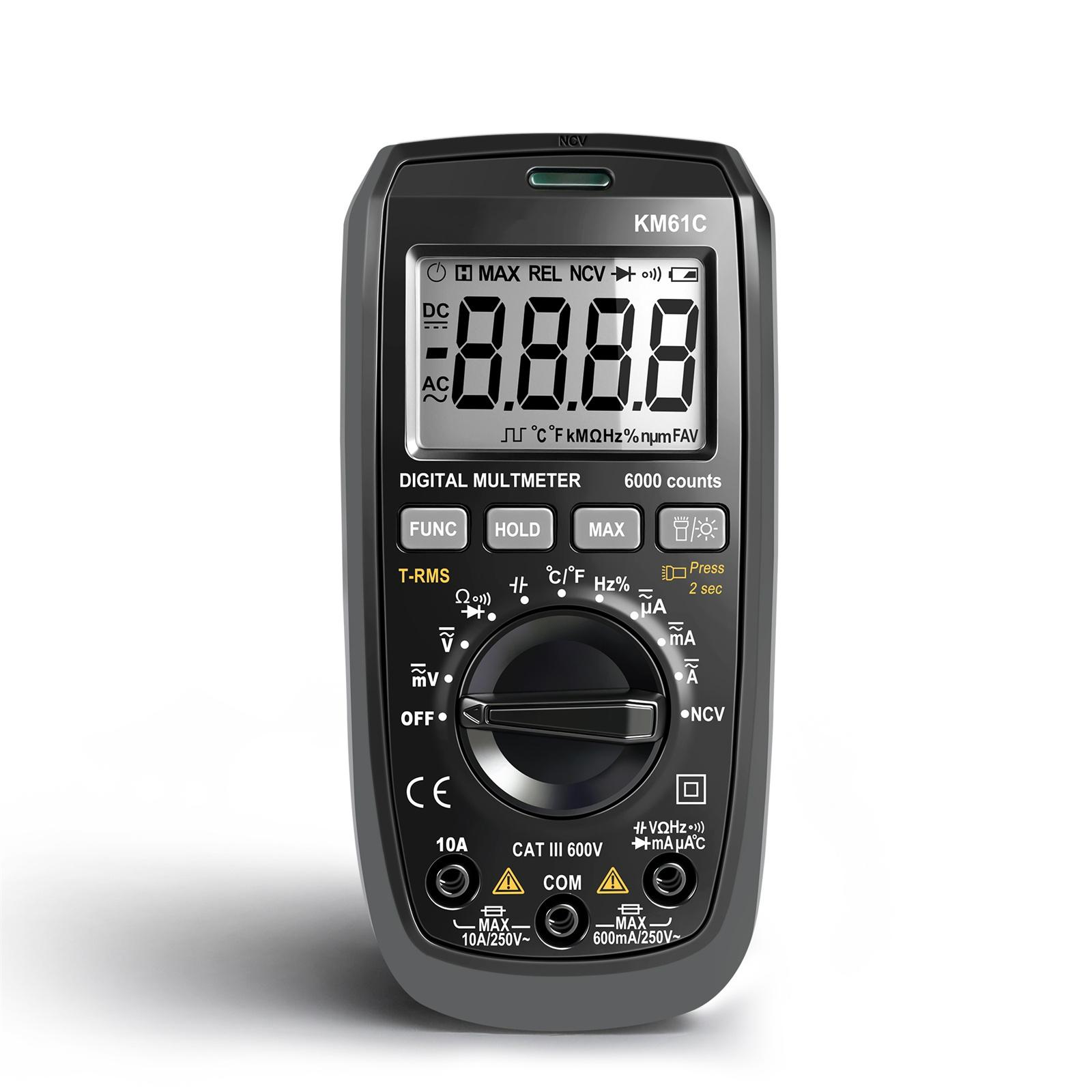 Ein digitales Multimeter mit schwarzem und grauem Gehäuse zeigt Zahlen auf einem Bildschirm an. Es hat Knöpfe und einen Drehregler.