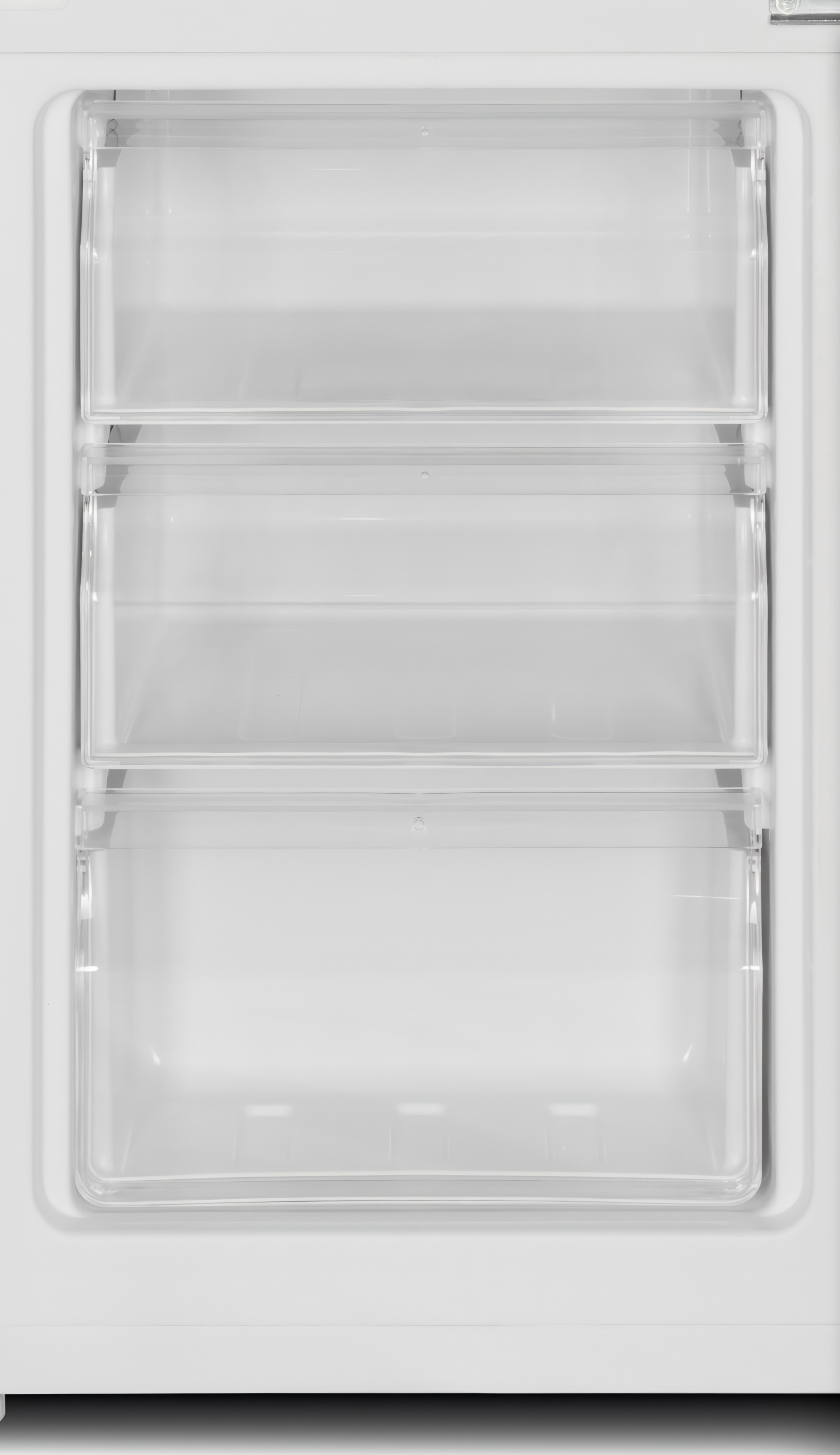 Ein leerer weißer Gefrierschrank mit drei transparenten Schubladen. Der Gefrierschrank ist sauber und einsatzbereit.