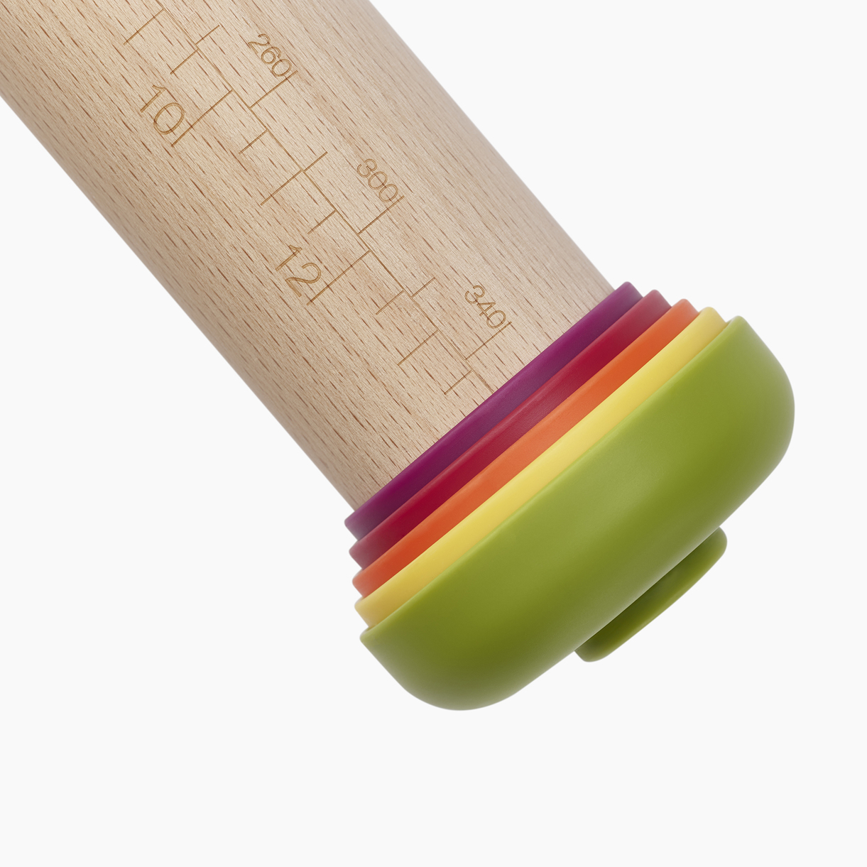 Un rodillo de madera con marcas de medición. Tiene anillos de silicona de colores en verde, amarillo, naranja, rojo y morado.