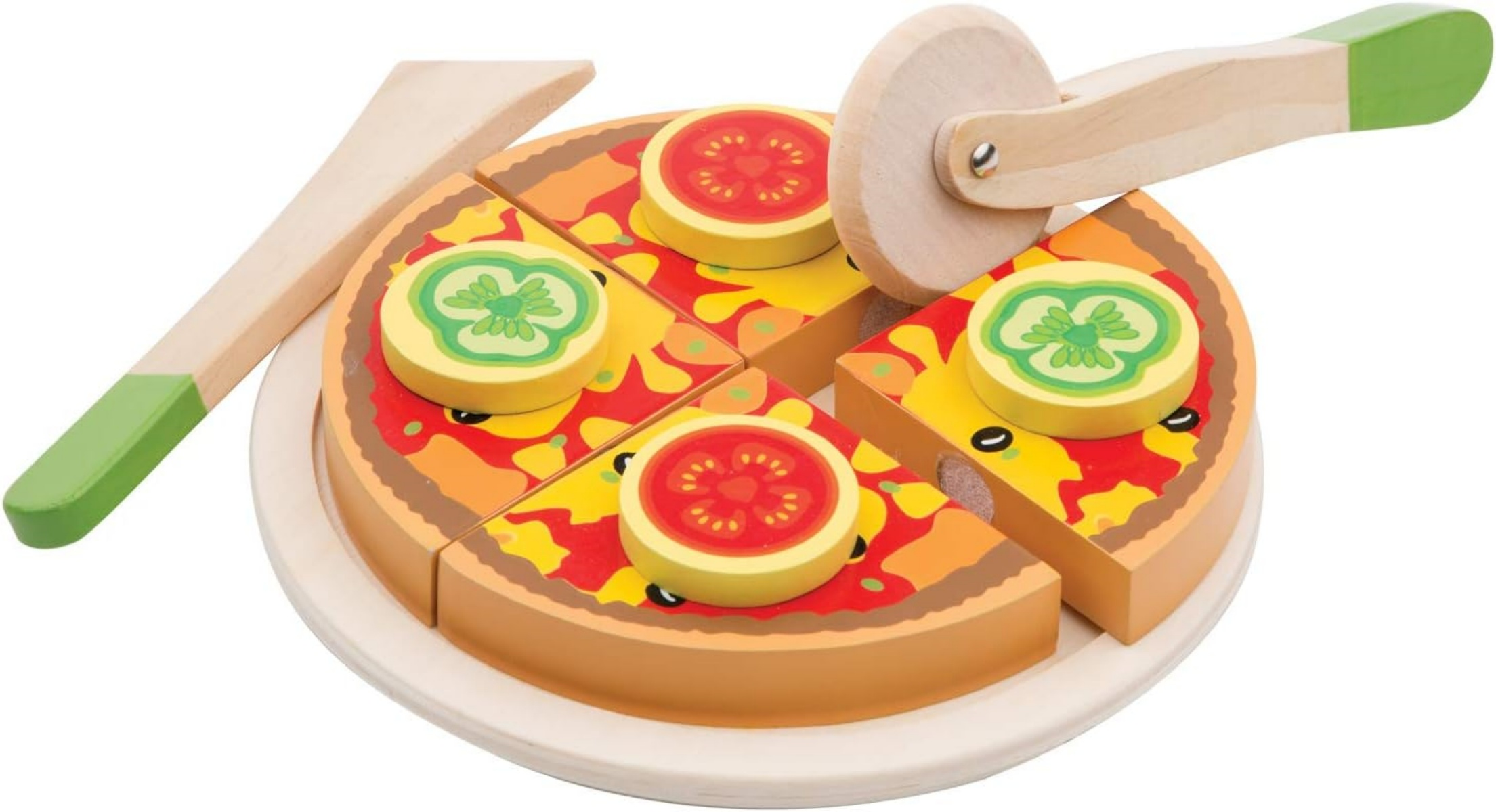 Holzspielzeugpizza mit Belag auf einem Teller, Pizzaschneider und Spatel. Einige Scheiben sind getrennt.