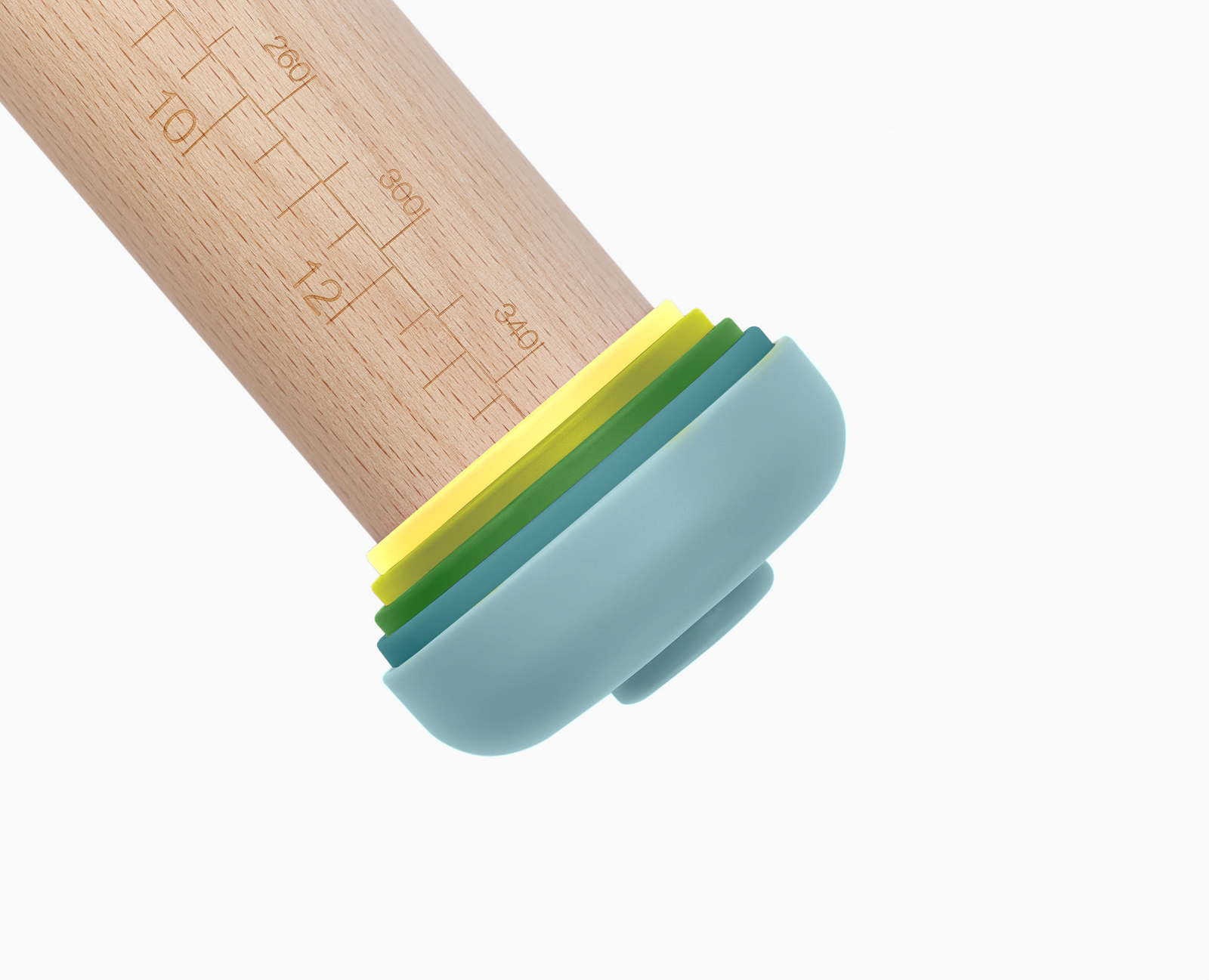 Un rodillo de madera con marcas de medición. Tiene una tapa azul claro con capas de anillos amarillos, verdes y azules.